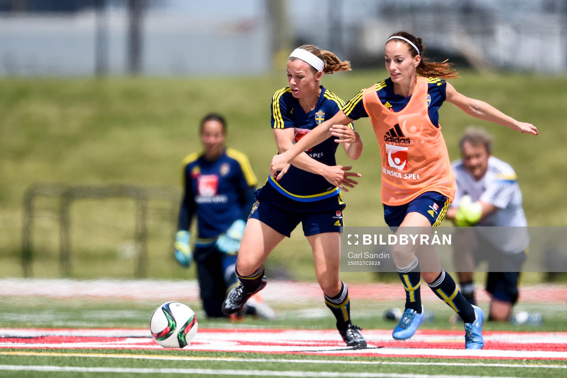 Sveriges Sara Thunebro i kamp med Kosovare Asllani under en träning med landslaget den 27 maj 2015 i Toronto.