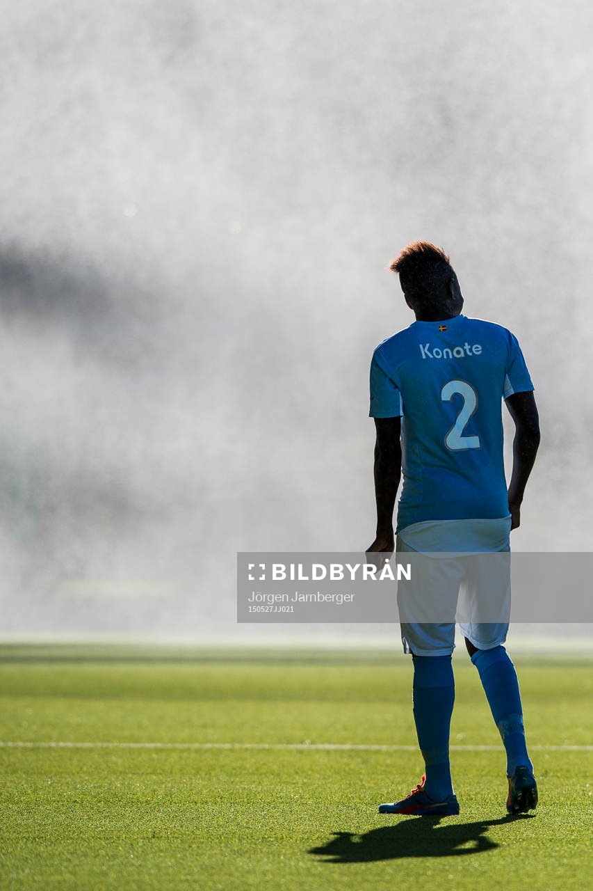 Malmö FFs Pa Konate med vattenspridare i bakgrunden