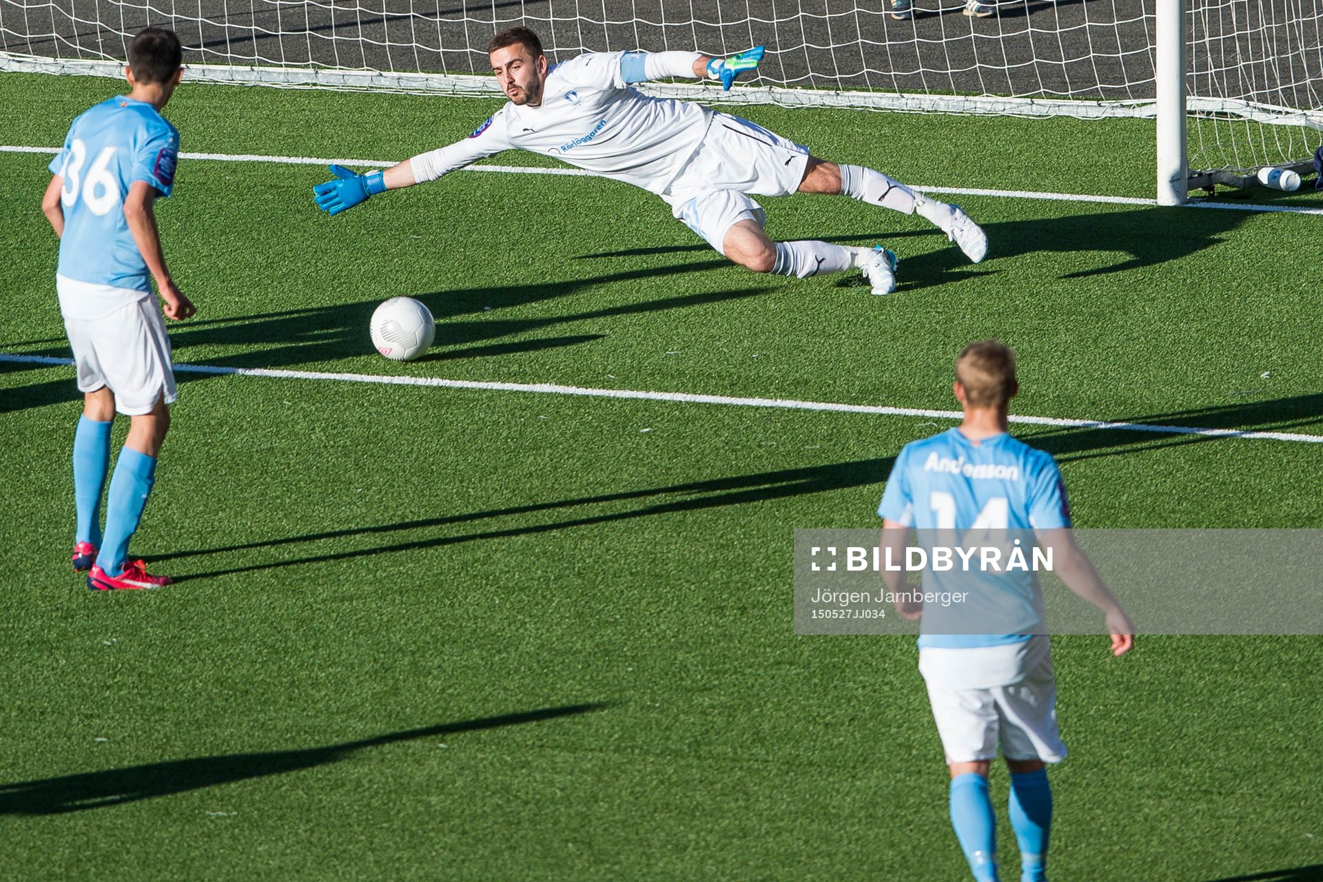 Elfsborgs Viktor Prodell (ej i bild) skjuter och Malmö FFs