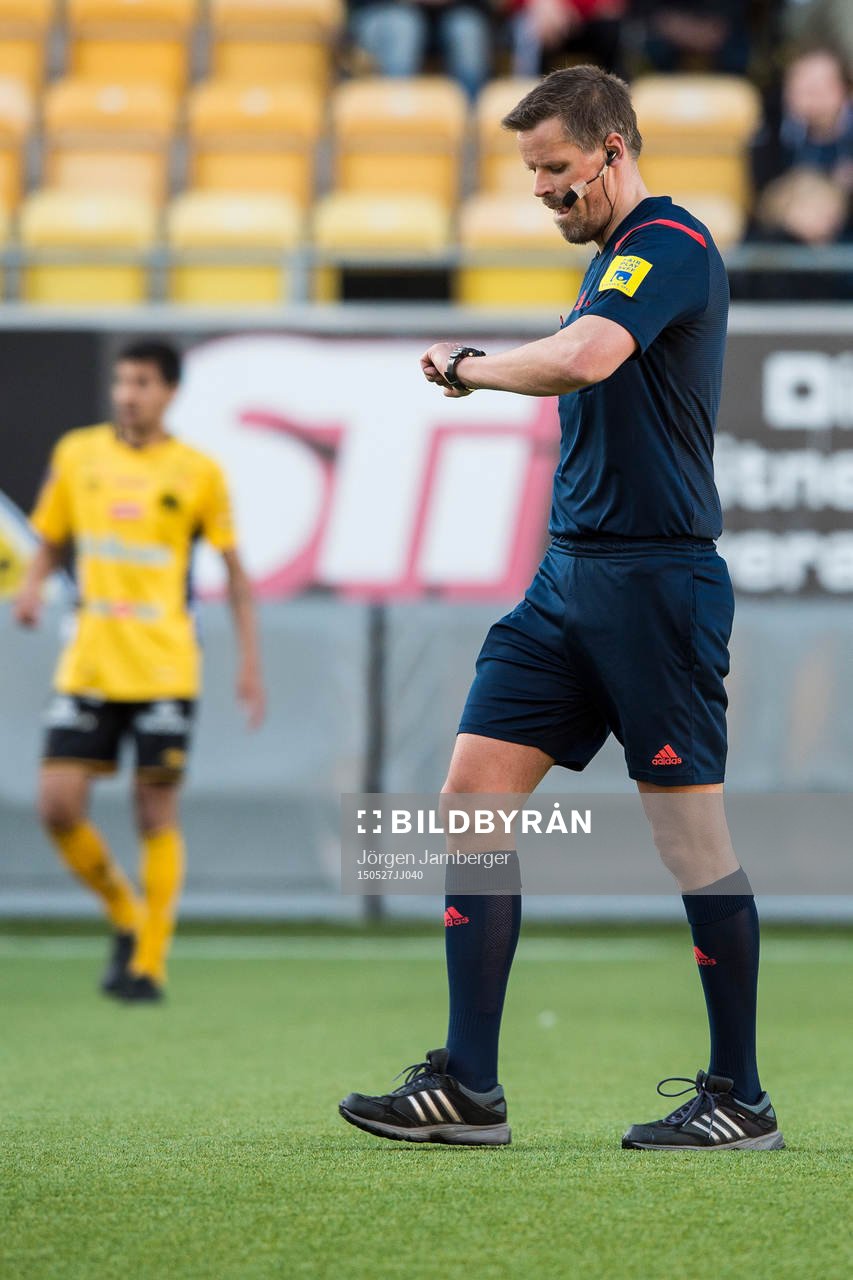 domare Fredrik Olsson tittar på klockan