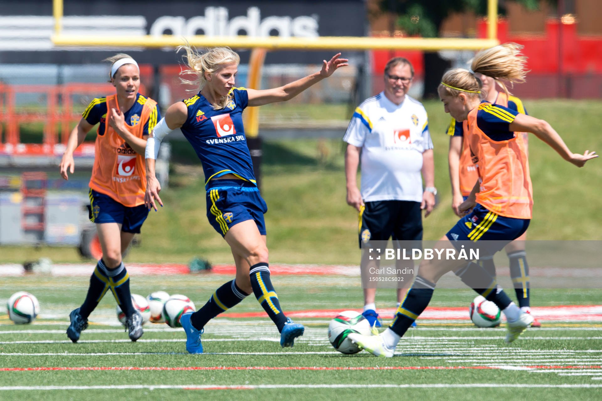 Sveriges Sara Thunebro, Sofia Jakobsson och Linda Sembrant under en träning med landslaget den 28 maj 2015 i Toronto.
