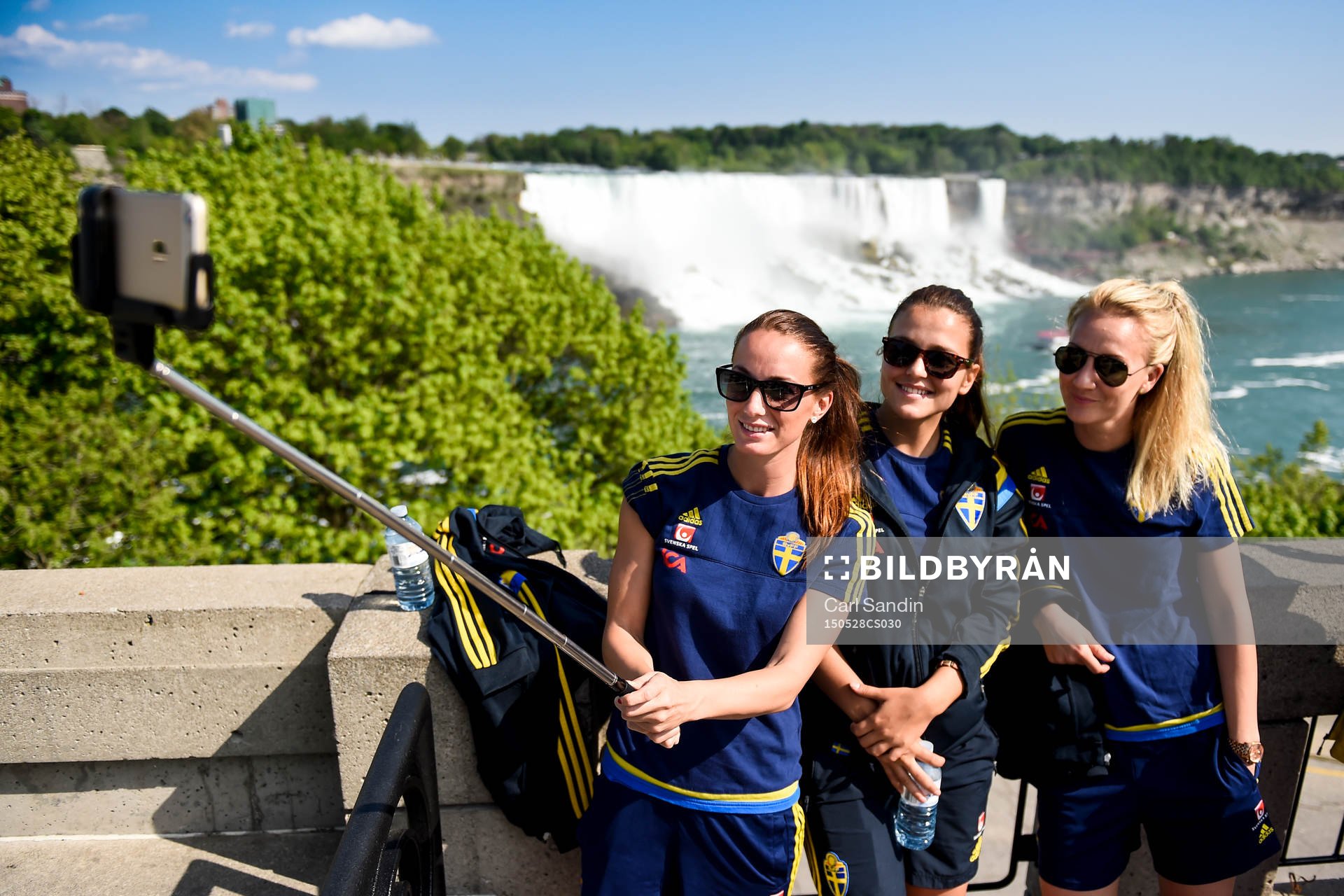Sveriges Kosovare Asllani, Maria Banusic och Emma Lund tar en selfie under en utflykt till Niagarafallen med landslaget den 28 maj 2015 i Niagarafallen.