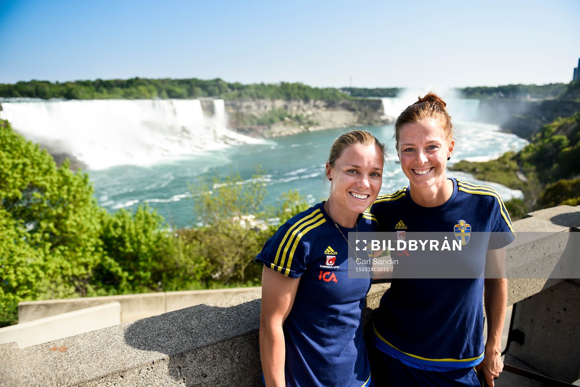 Sveriges Sara Thunebro och Lotta Schelin poserar för ett porträtt under en utflykt till Niagarafallen med landslaget den 28 maj 2015 i Niagarafallen.