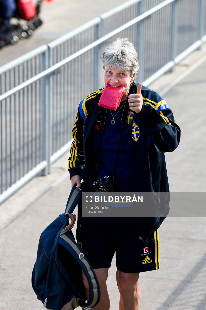 Sveriges Förbundskapten Pia Sundhage gör tummen upp