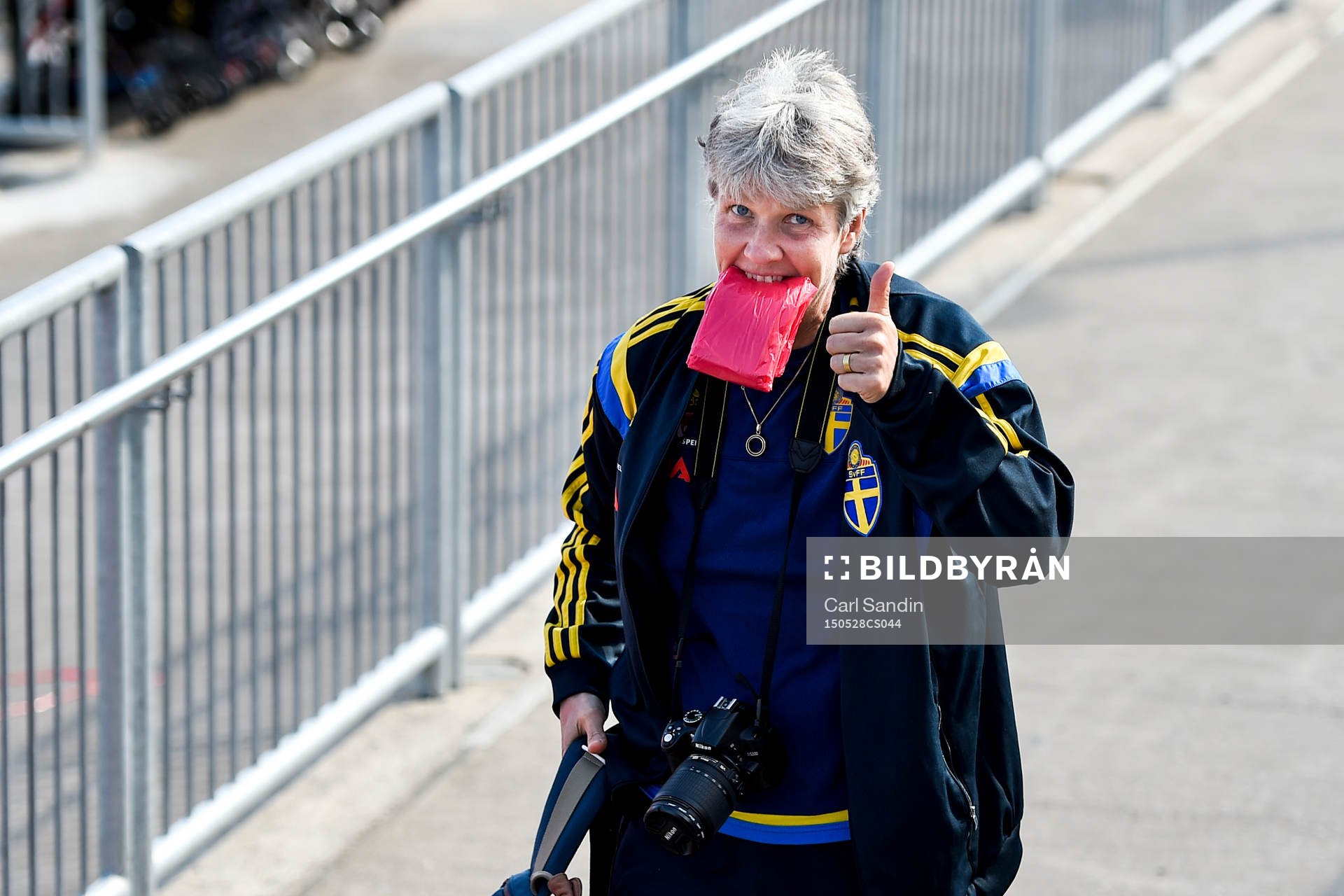 Sveriges Förbundskapten Pia Sundhage gör tummen upp