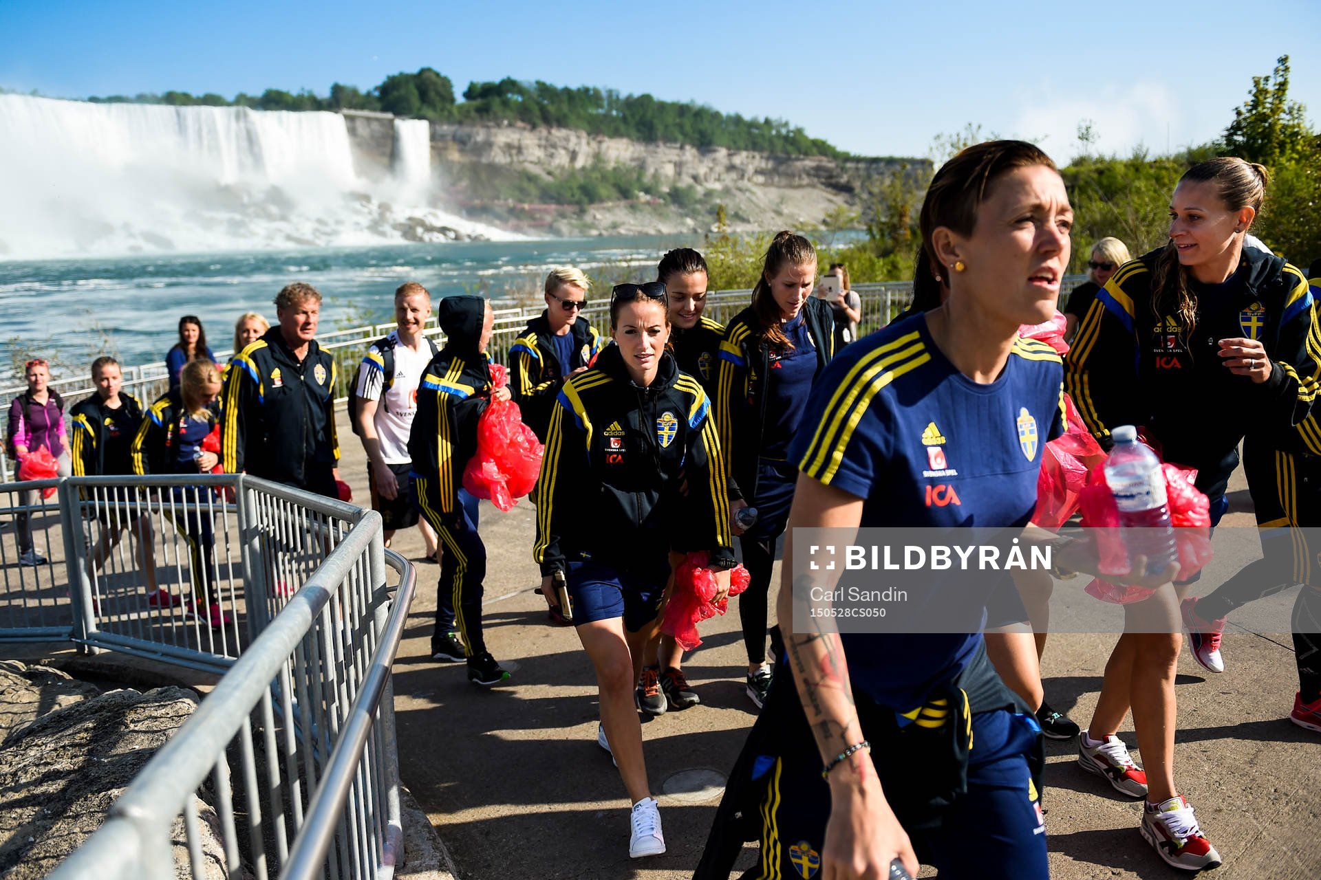 Sveriges spelare med Kosovare Asllani och Therese Sjögran (m) kommer i land efter en båttur under en utflykt till Niagarafallen med landslaget den 28 maj 2015 i Niagarafallen.