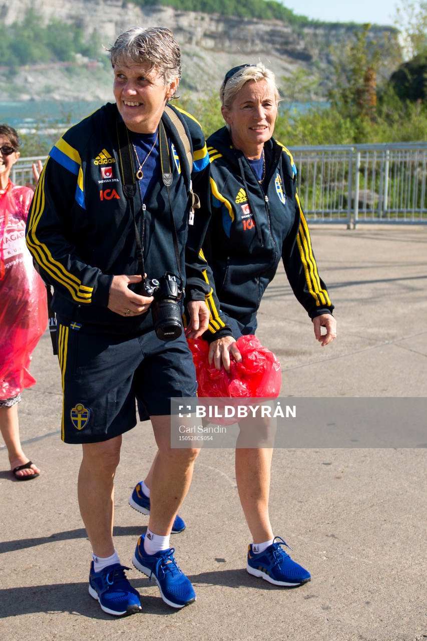 Sveriges förbundskapten Pia Sundhage och assisterande