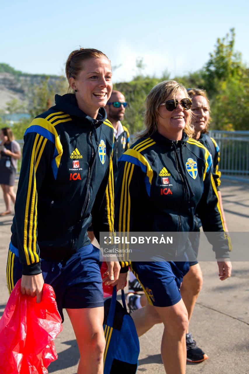 Sveriges Lotta Schelin och landslagschef Marika Domanski