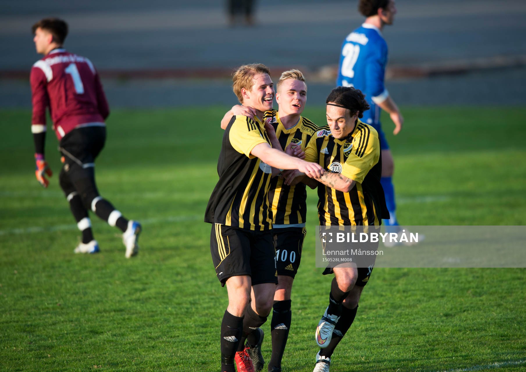 IFK Hässleholms Filip Ranmo har gjort 3-0 och grattas av Danny Gunnarsson och Karim Al-Asi i matchen i division 2 södra götaland mellan IFK Hässleholm och Nosaby i Hässleholm 28 maj 2015.