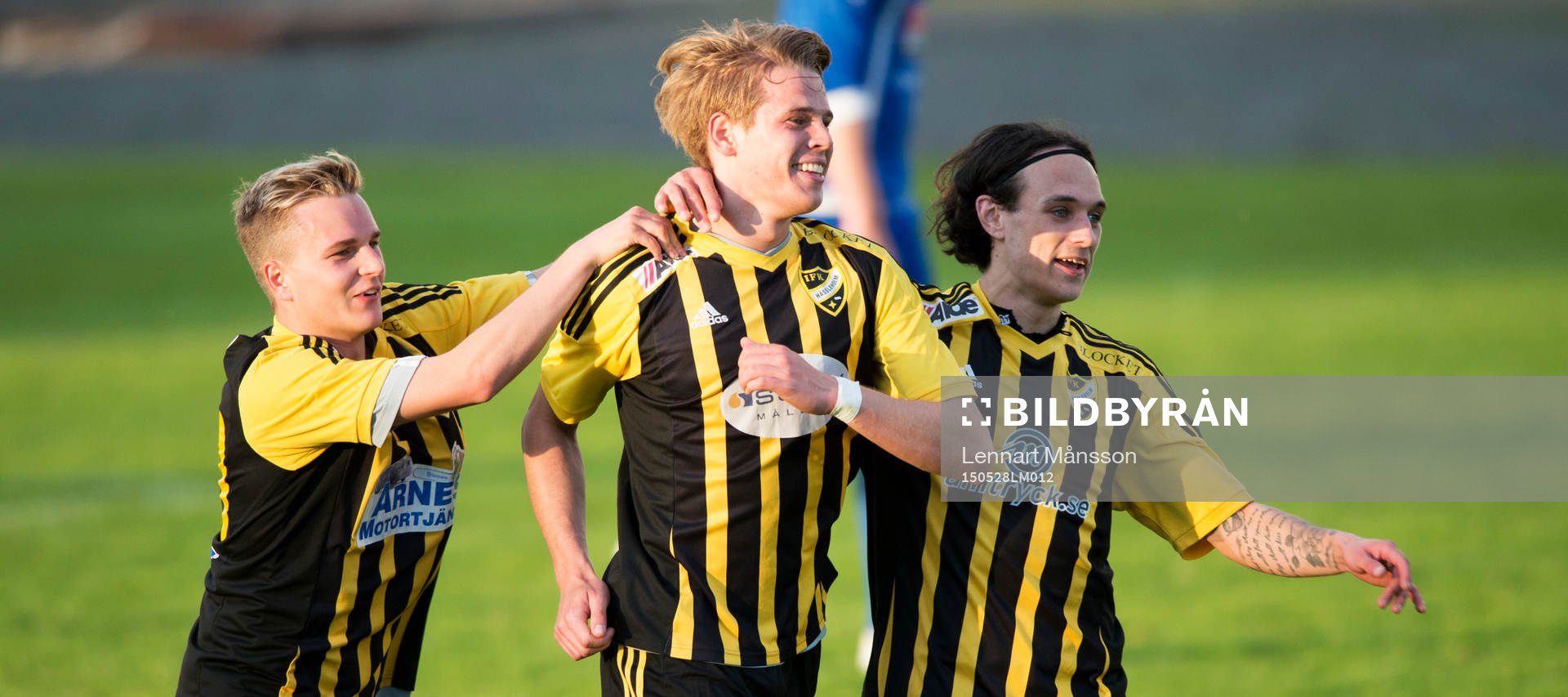IFK Hässleholms Filip Ranmo har gjort 3-0 och grattas av