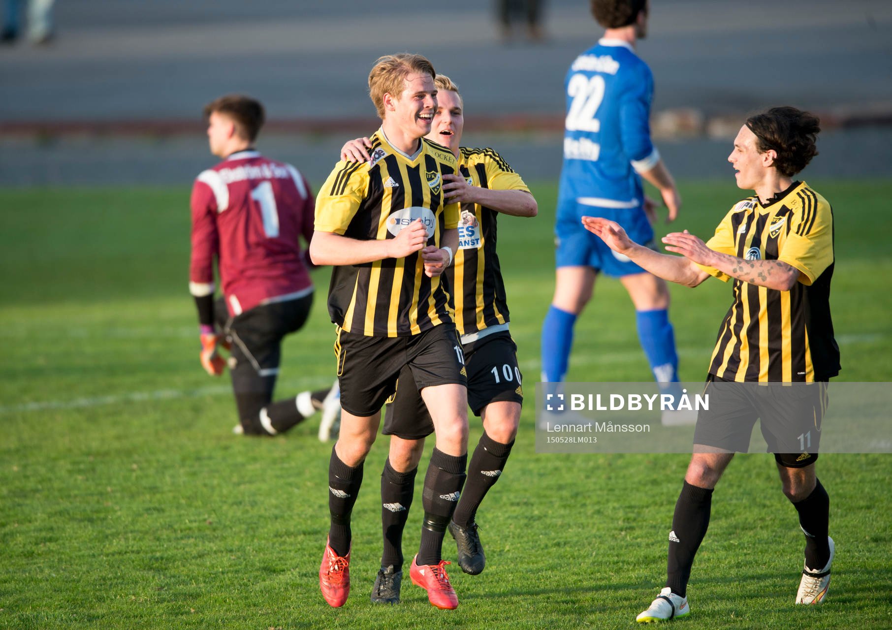 IFK Hässleholms Filip Ranmo har gjort 3-0 och grattas av