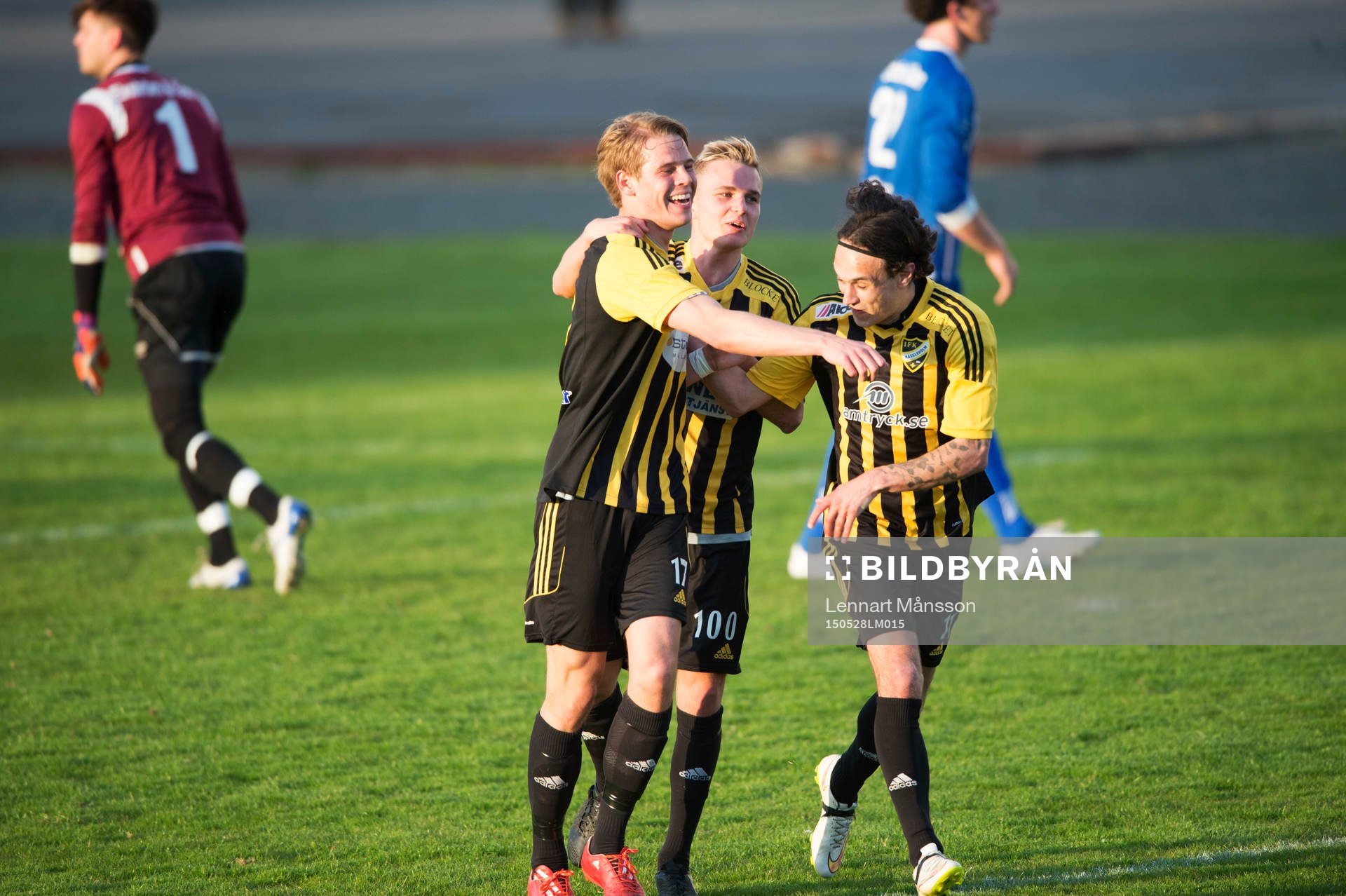 IFK Hässleholms Filip Ranmo har gjort 3-0 och grattas av