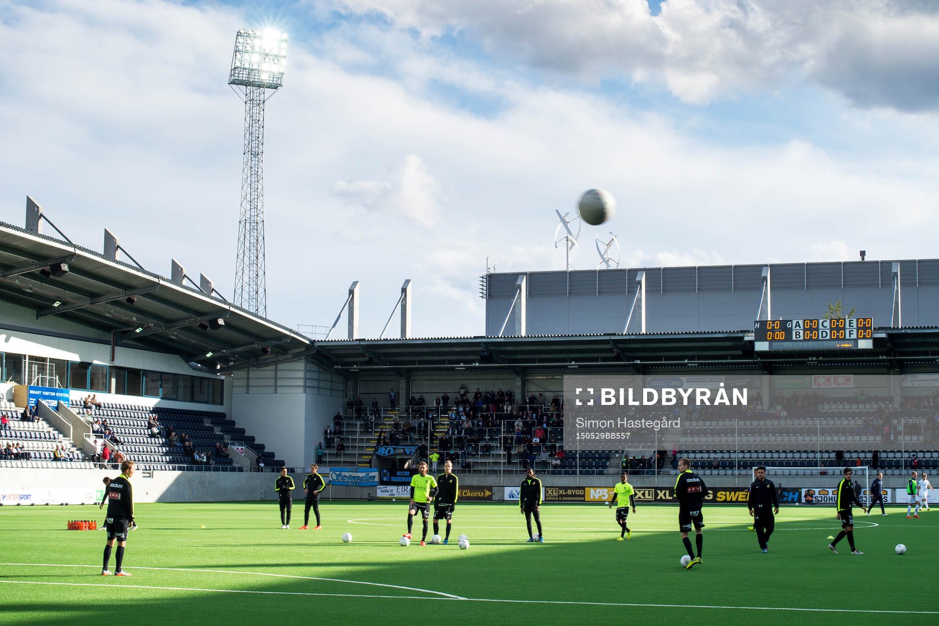 Häckens spelare värmer upp före fotbollsmatchen i