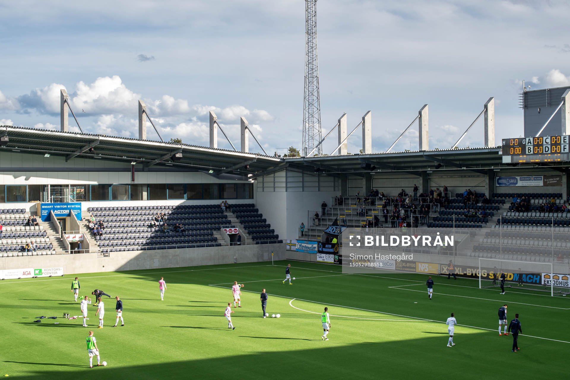 Gefles spelare värmer upp före fotbollsmatchen i