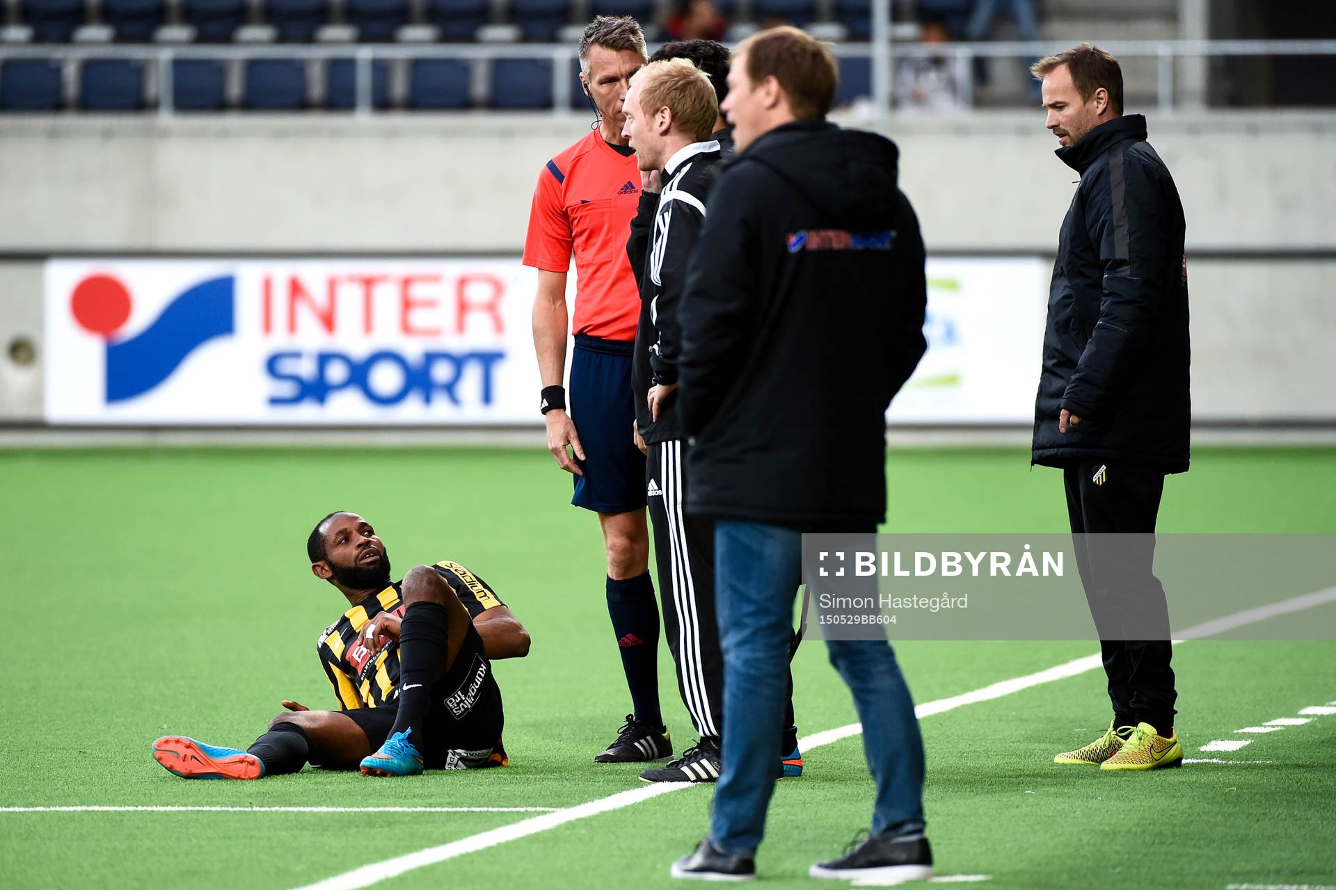 Häckens René Makondele har gått i backen under fotbollsmatchen i Allsvenskan mellan Gefle och Häcken den 29 maj 2015 i Gävle.