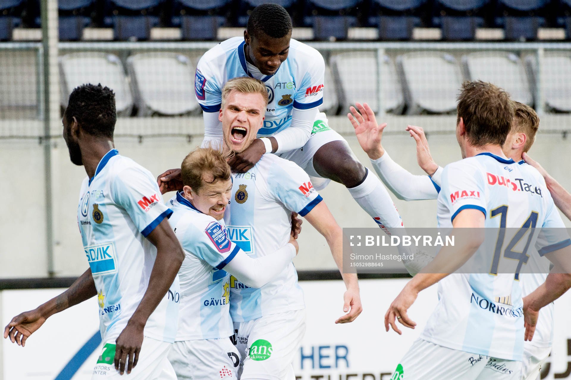 Gefles Robin Nilsson jublar