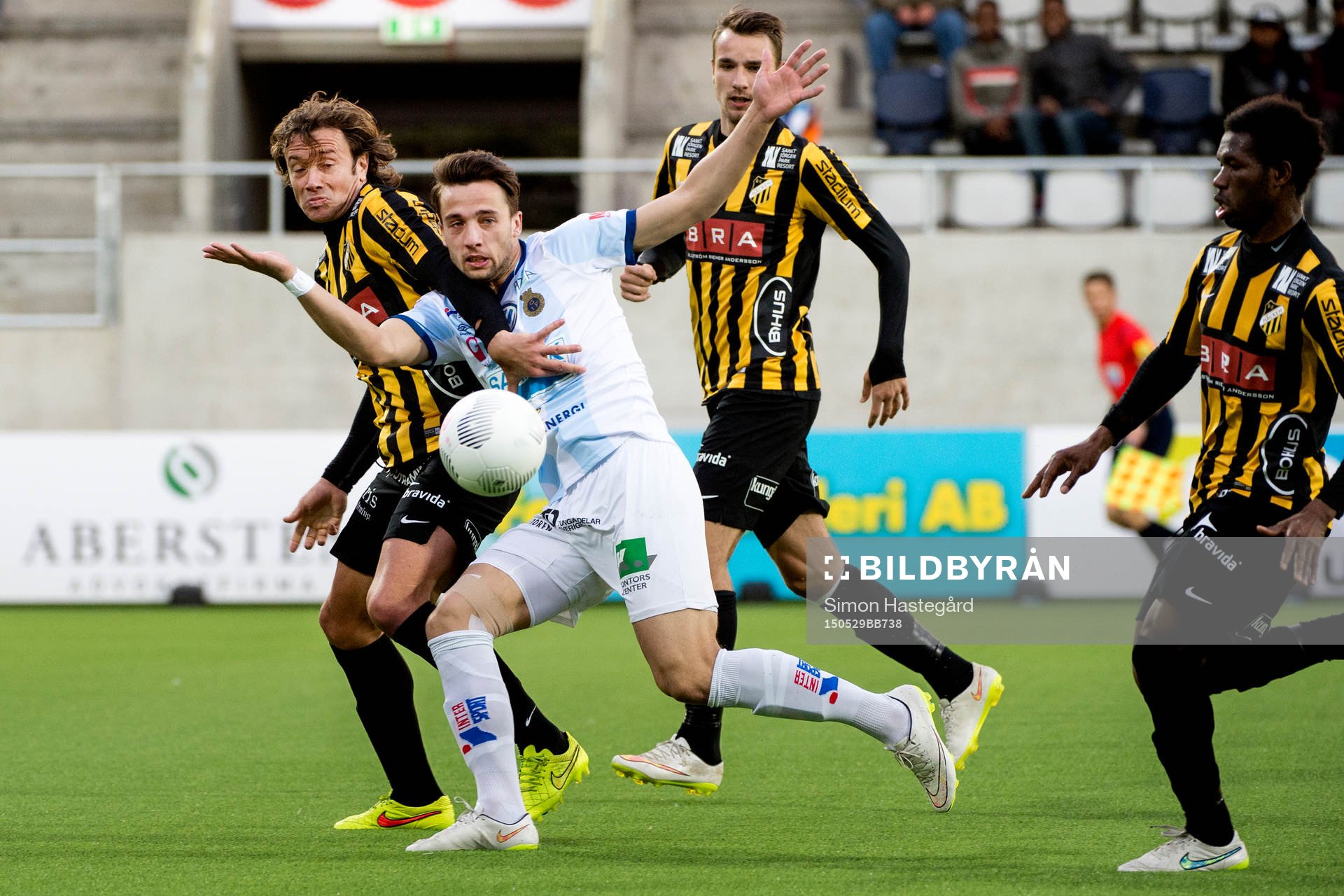 Gefles Dardan Mustafa i en duell med Häckens Diego Lugano
