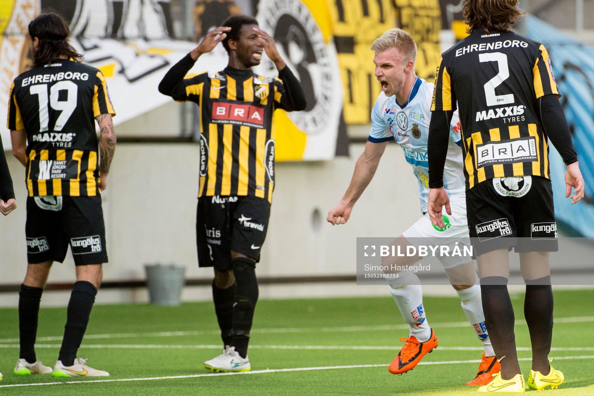 Gefles Robin Nilsson jublar bland deppande Häcken-spelare