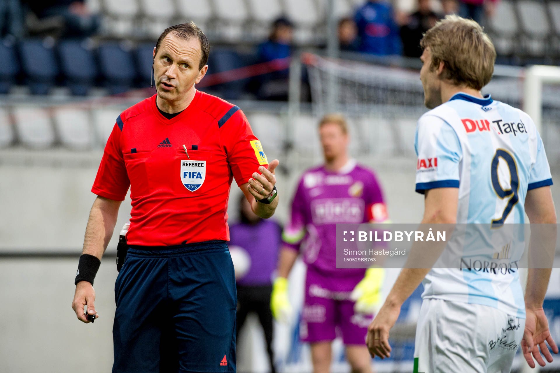 Matchens domare i samtal med Gefles Johan Oremo