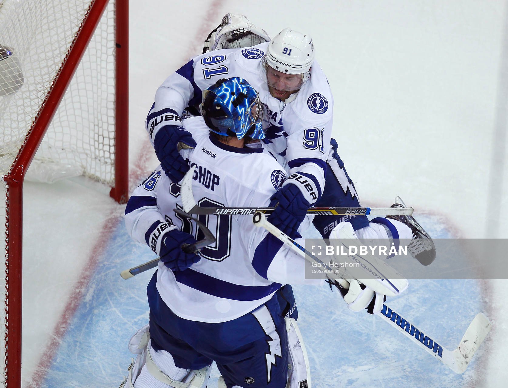 Tampa Bay Lightning Steven Stamkos (R) jumps