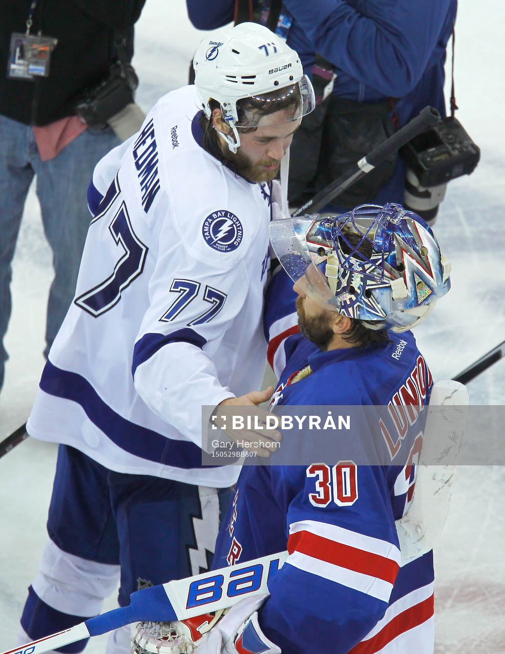 Tampa Bay Lighting Victor Hedman (L) shakes hands with New