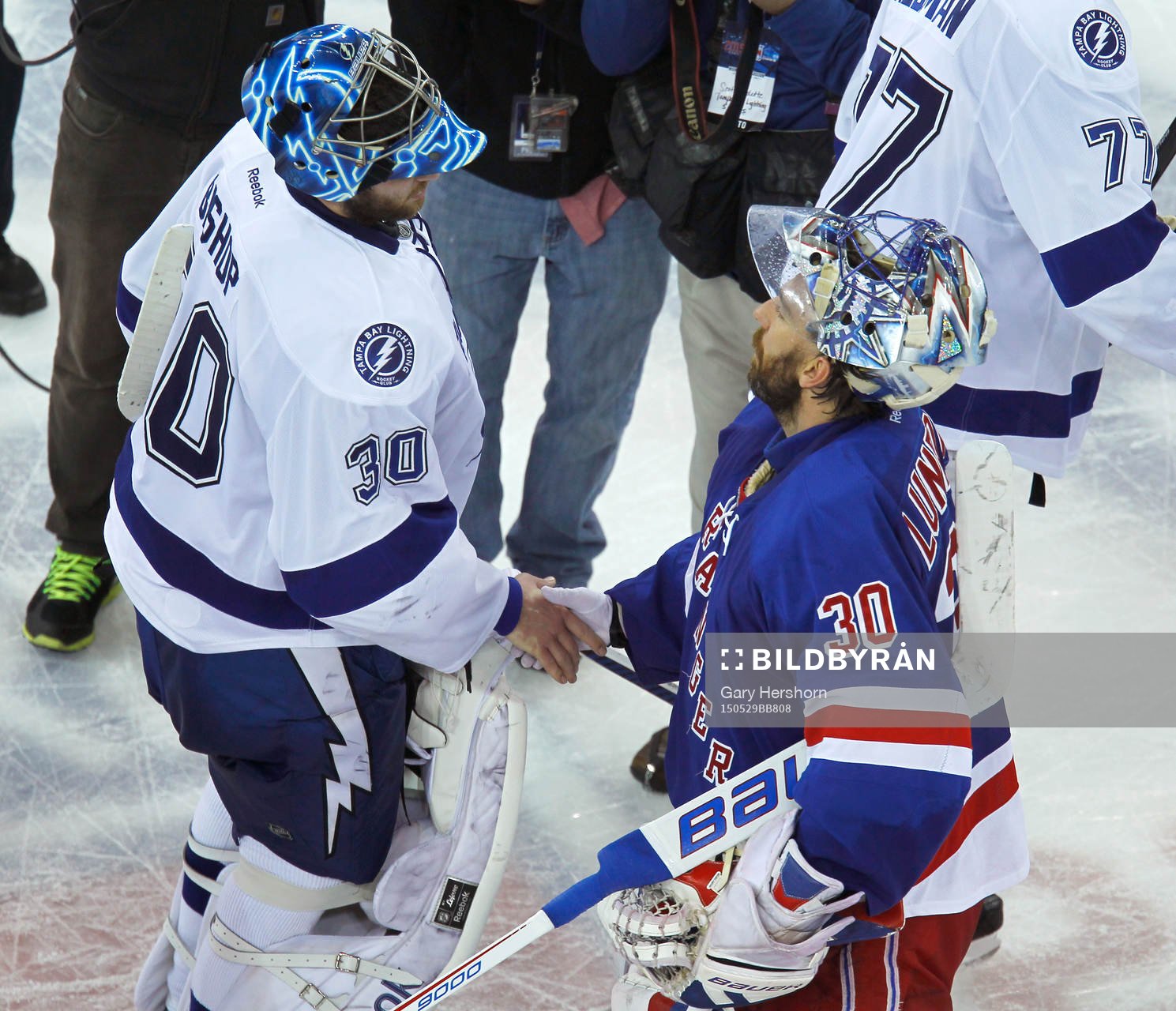 Tampa Bay Lighting goalie ben Bishop (L) shakes hands with