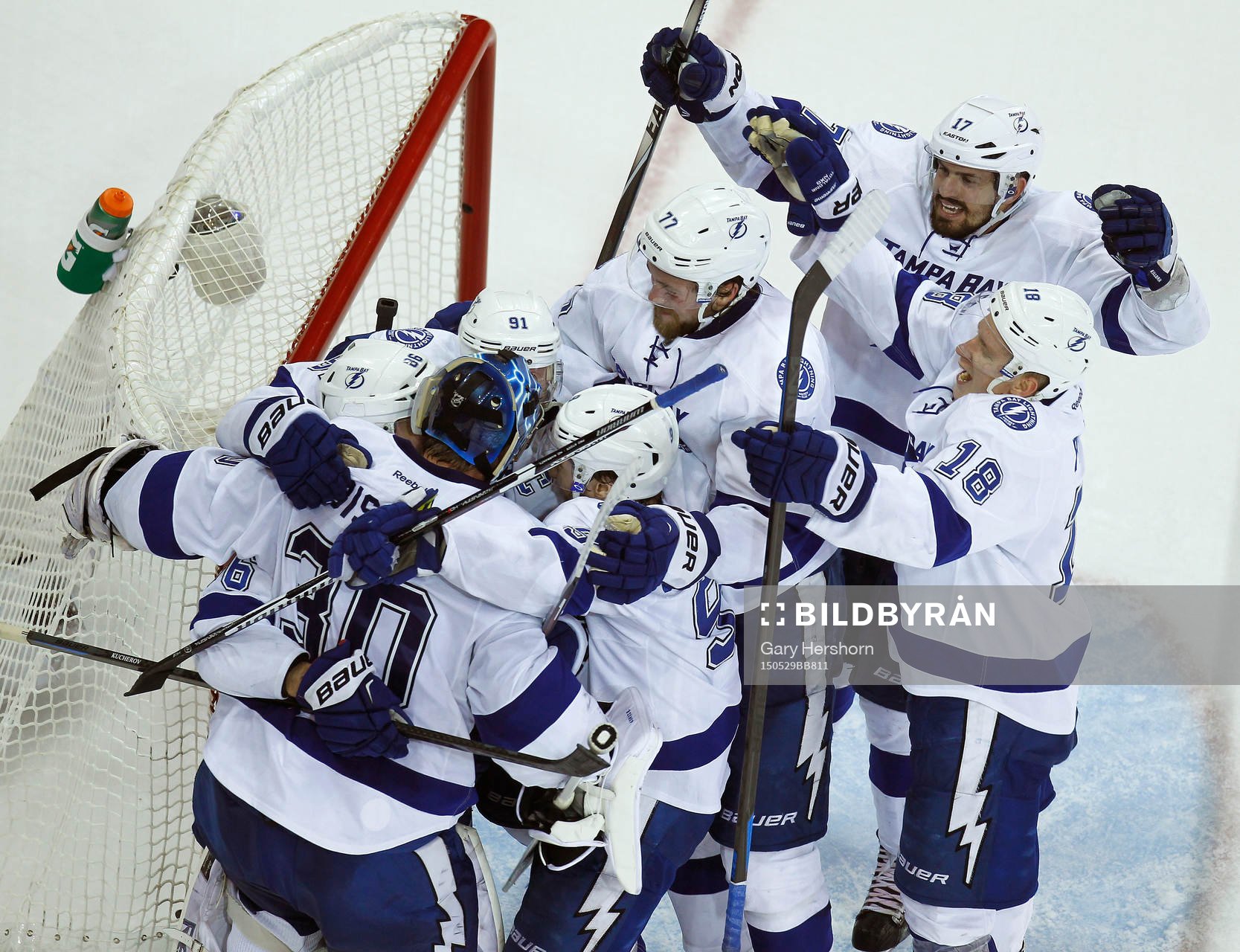 Tampa Bay Lighting Victor hedman (77) joins teammates in