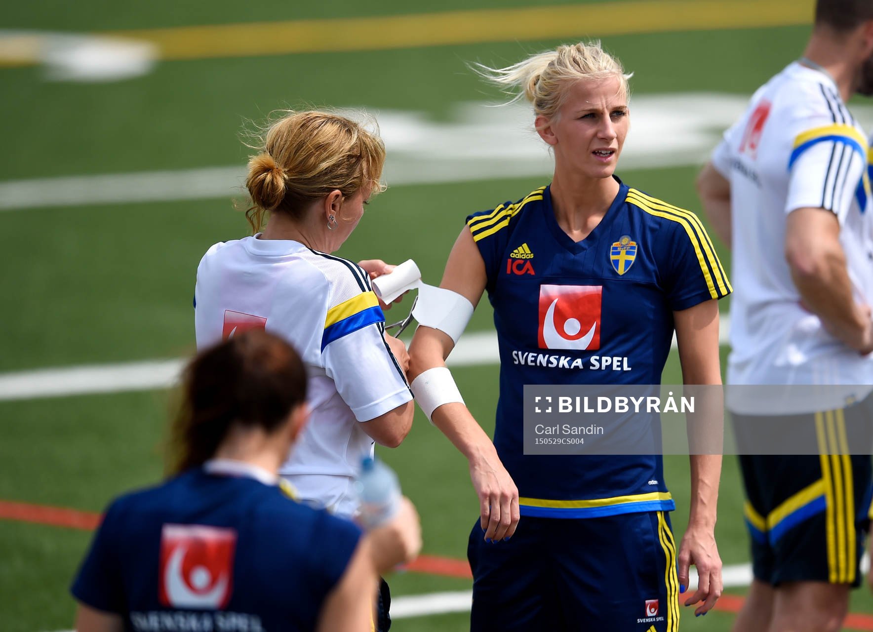 Sveriges Sofia Jakobsson får hjälp att linda sin armbåge
