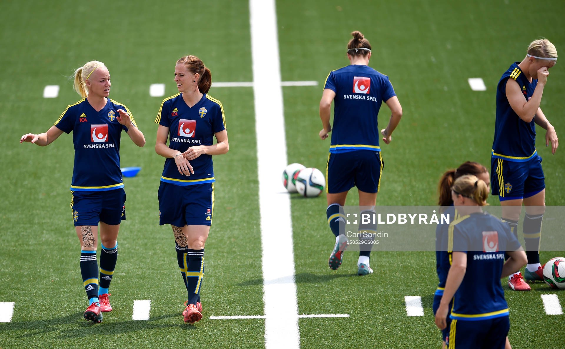 Sveriges Caroline Seger och Lotta Schelin
