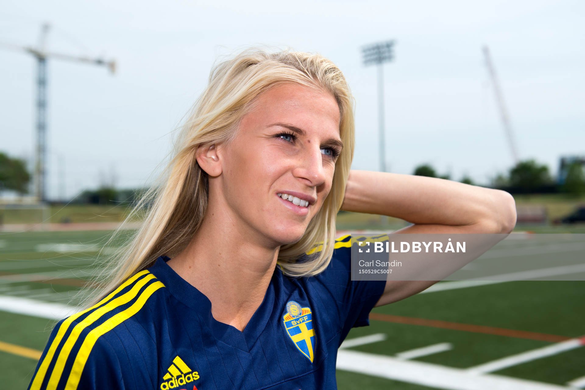 Sveriges Sofia Jakobsson blir intervjuad innan en träning