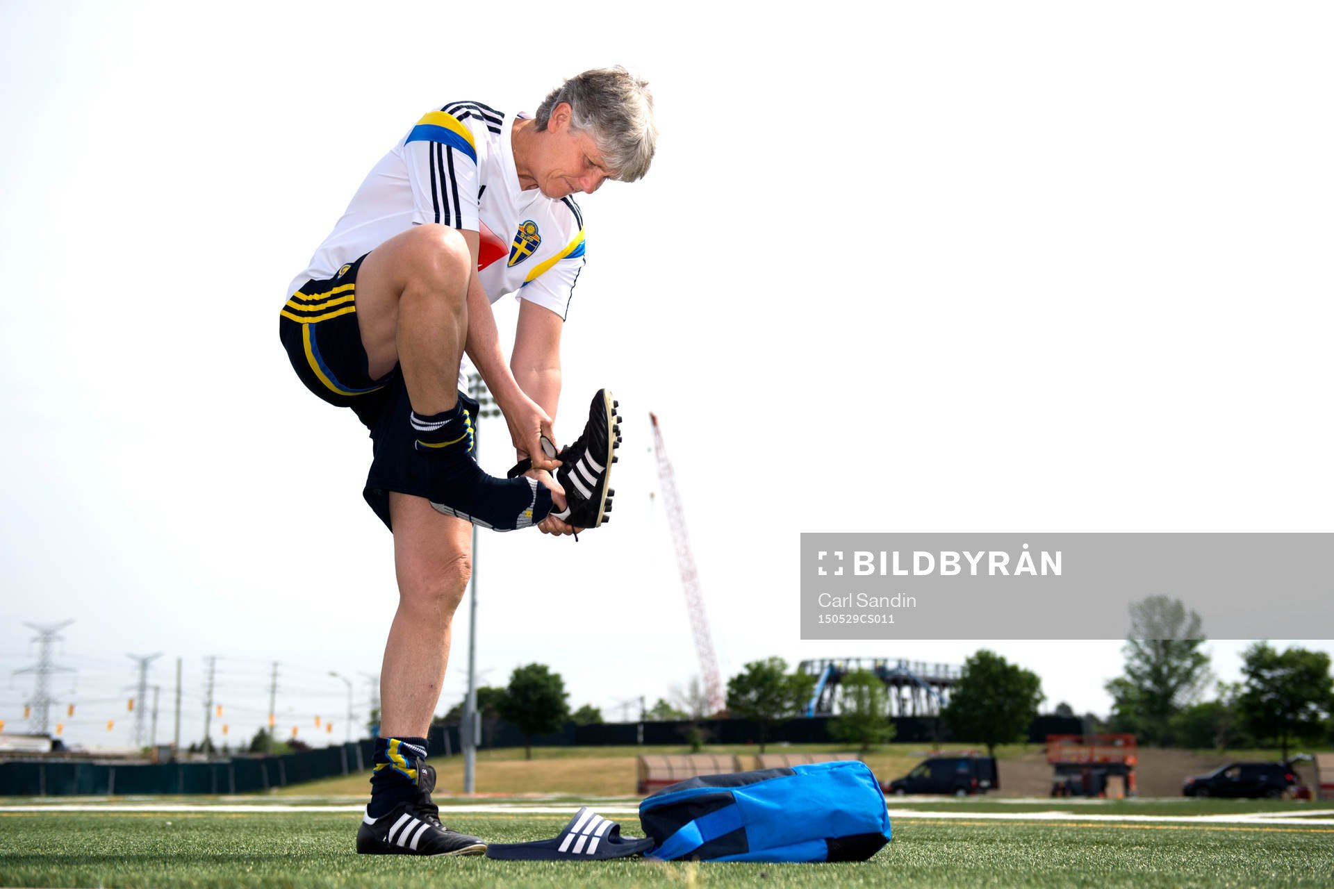 Sveriges förbundskapten Pia Sundhage tar på sin sina skor