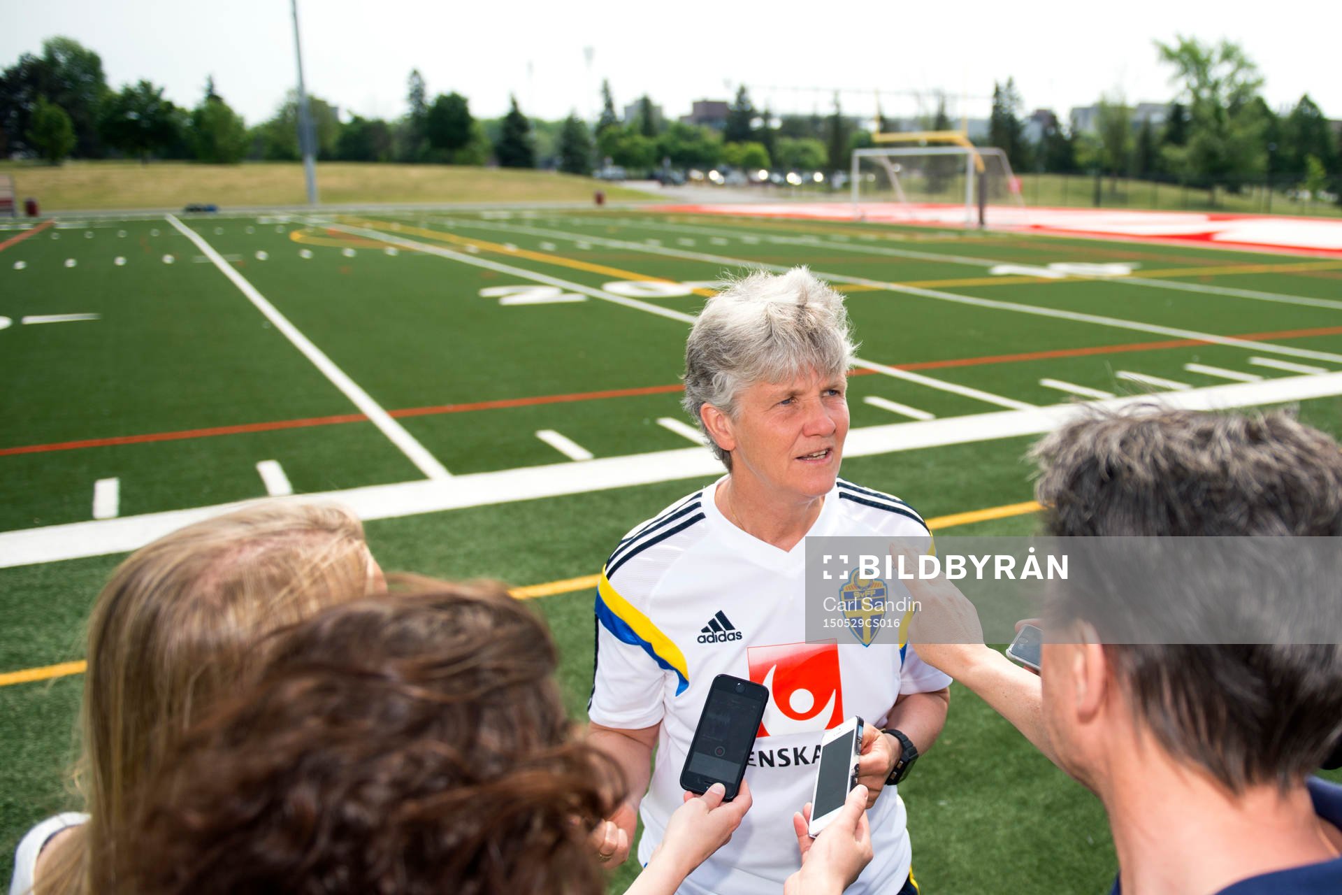 Sveriges förbundskapten Pia Sundhage blir intervjuad innan