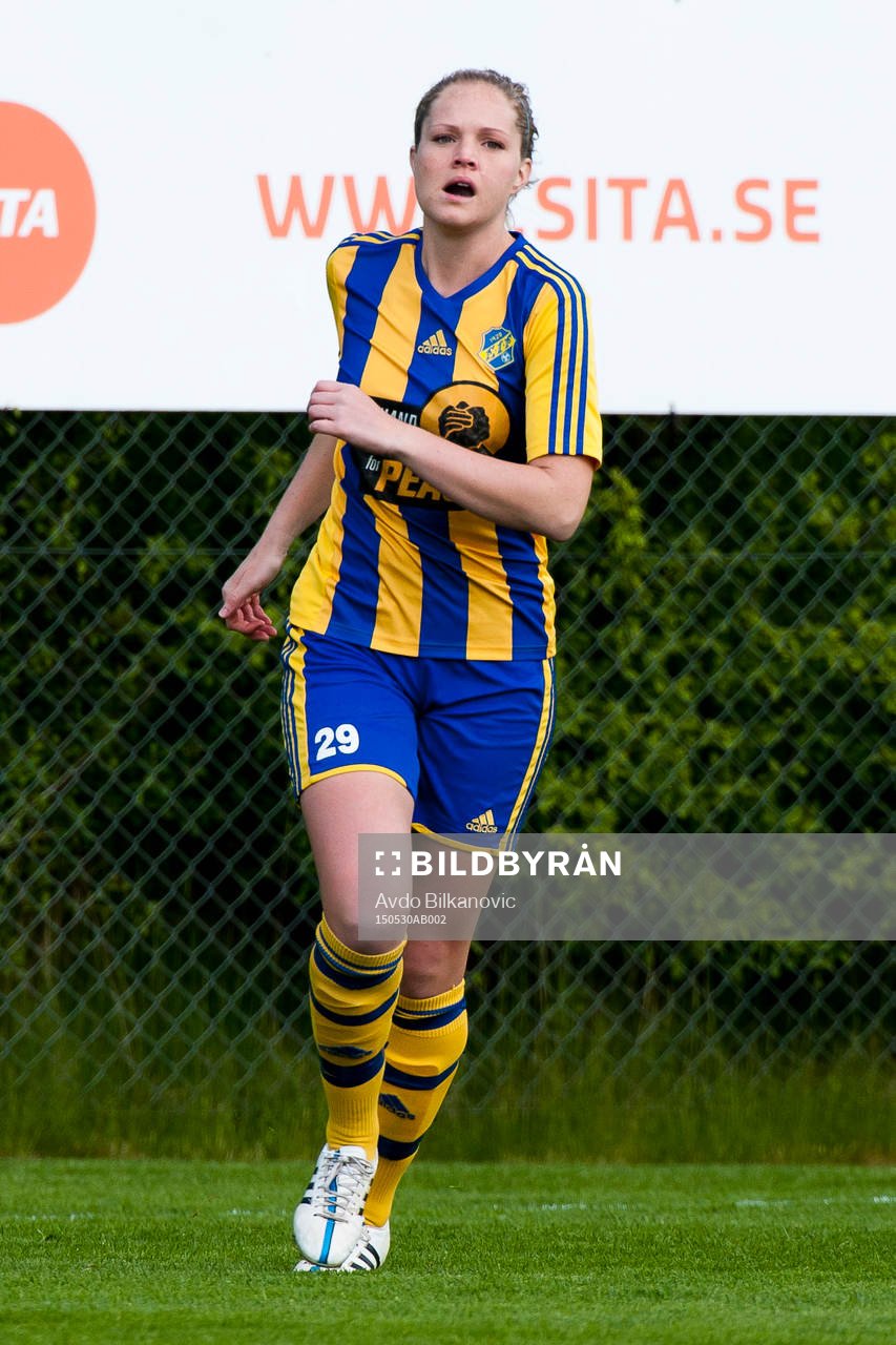 Eskilsminnes Josefine Norberg under fotbollsmatchen i Div 1 Södra Götaland damer mellan Eskilsminne DIF och Hittarps IK den 30 maj 2015 i Helsingborg.