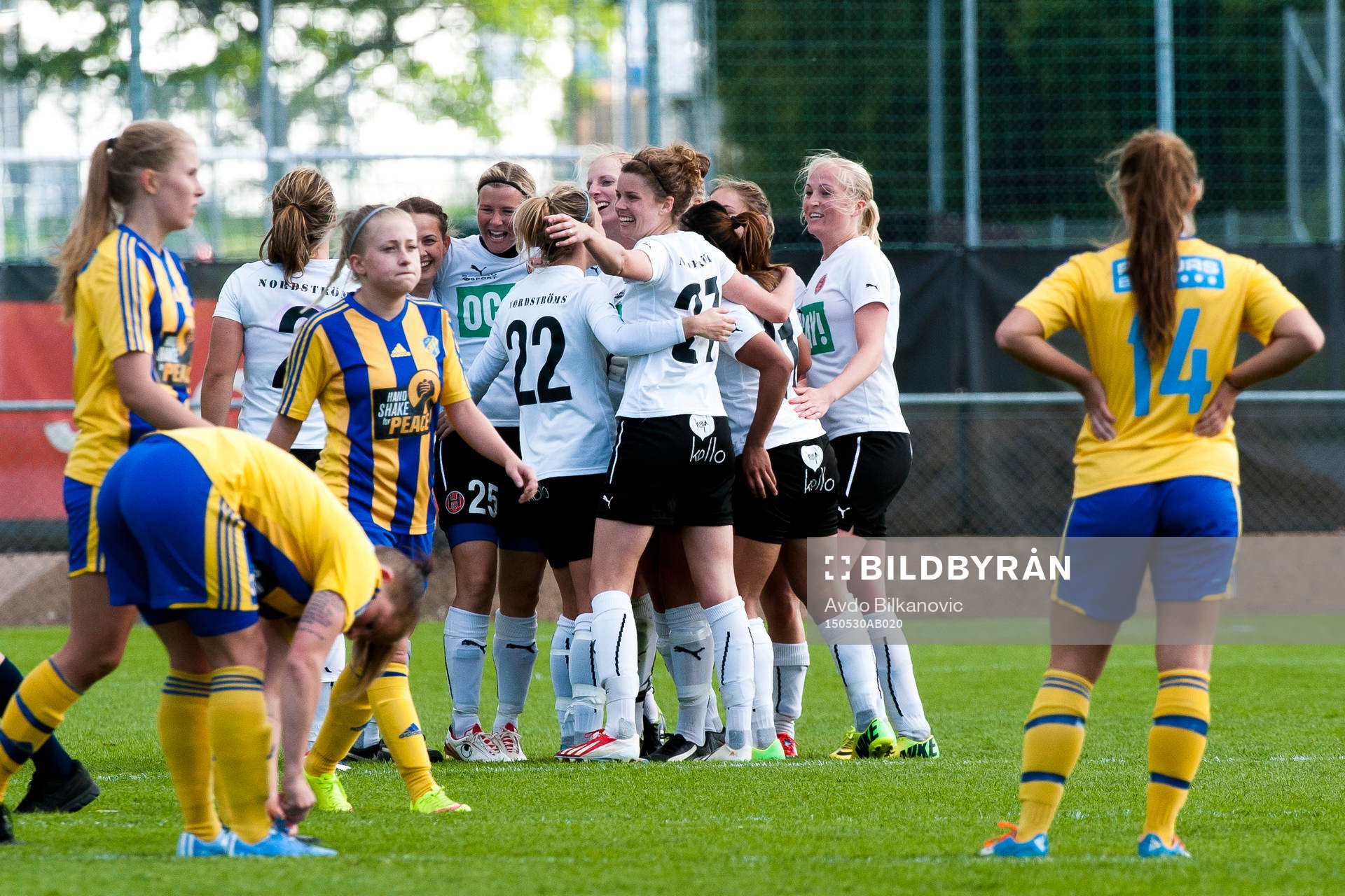 Hittarps spelare jublar och Eskilsminnes spelare deppar i