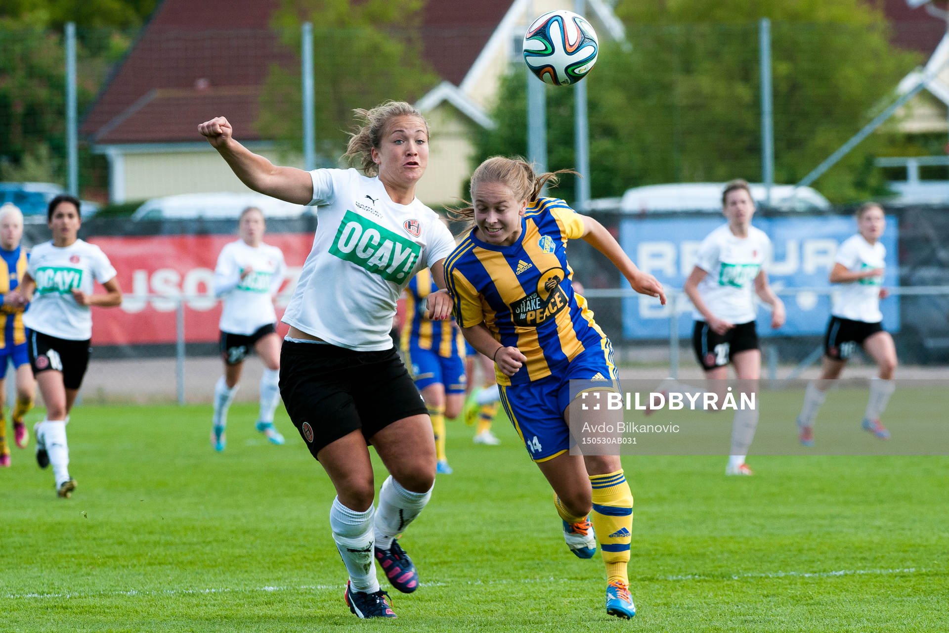 Hittarps Marielle Karlsson och Eskilsminnes Mathilda Eriksson under fotbollsmatchen i Div 1 Södra Götaland damer mellan Eskilsminne DIF och Hittarps IK den 30 maj 2015 i Helsingborg.