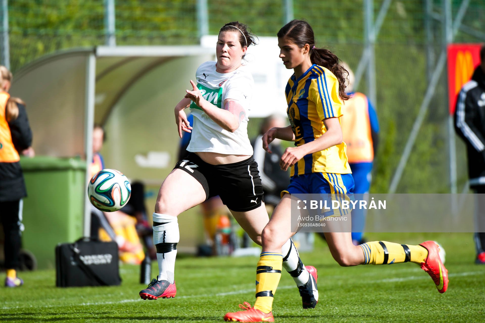 Hittarps Maria Westerblad och Eskilsminnes Tijana Nikolic under fotbollsmatchen i Div 1 Södra Götaland damer mellan Eskilsminne DIF och Hittarps IK den 30 maj 2015 i Helsingborg.