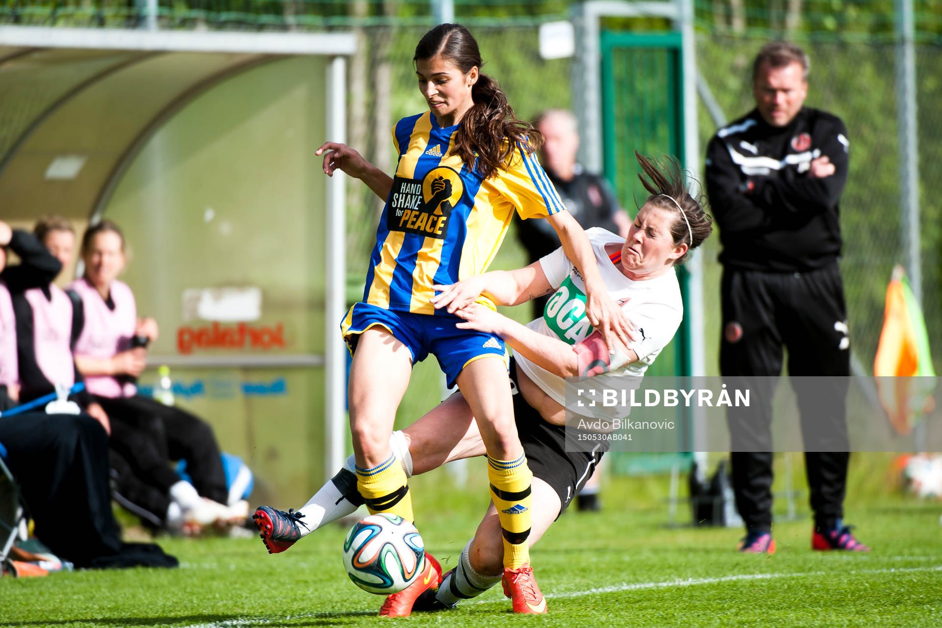 Hittarps Maria Westerblad och Eskilsminnes Tijana Nikolic under fotbollsmatchen i Div 1 Södra Götaland damer mellan Eskilsminne DIF och Hittarps IK den 30 maj 2015 i Helsingborg.