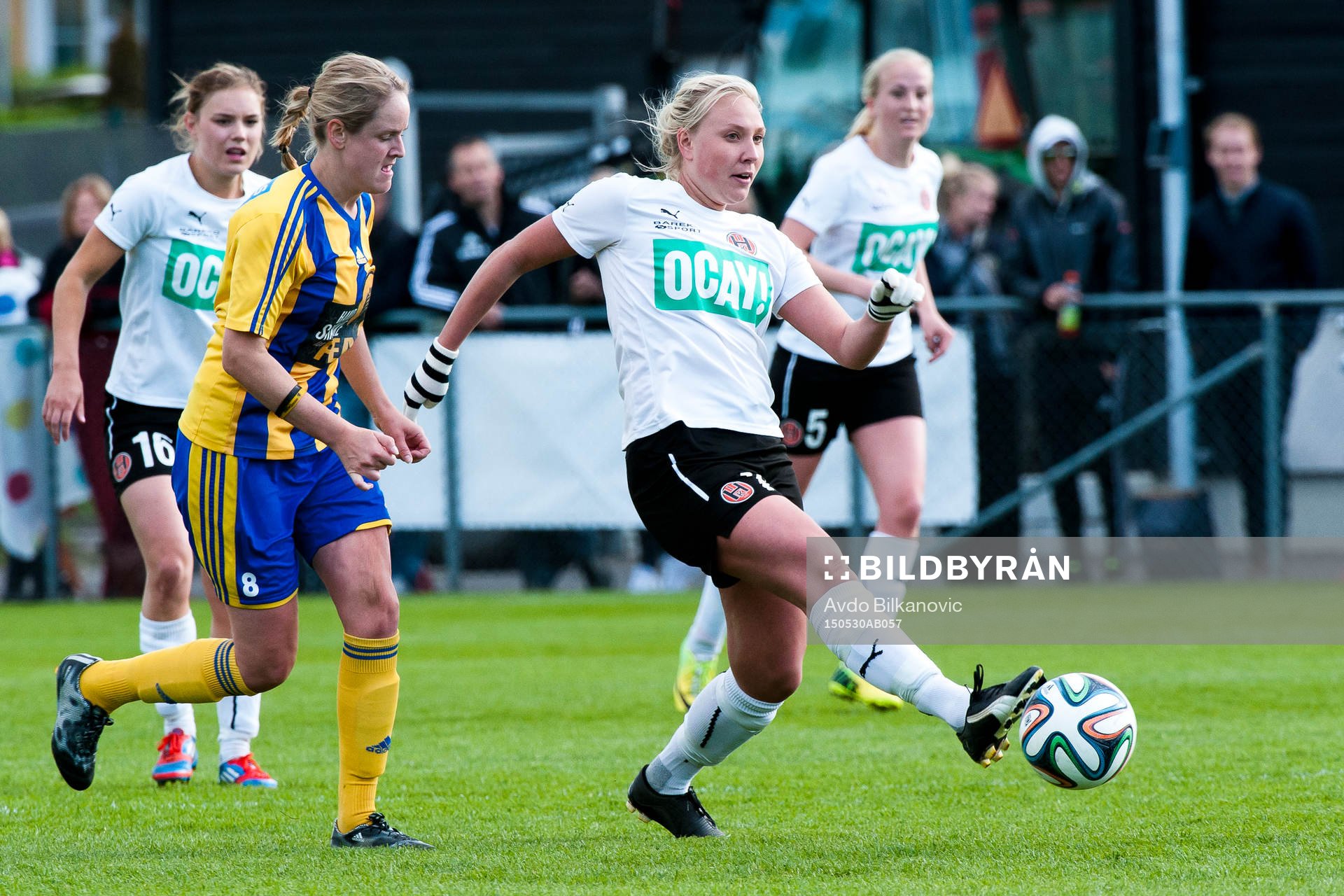 Hittarps Frida Jörliden gör en passning till Maria Westerblas (ej på bilden) som sedan skjuter bollen över Eskilsminnes målvakt Lina Jepsen (ej på bilden) under fotbollsmatchen i Div 1 Södra Götaland damer mellan Eskilsminne DIF och Hittarps IK den 30 maj 2015 i Helsingborg.