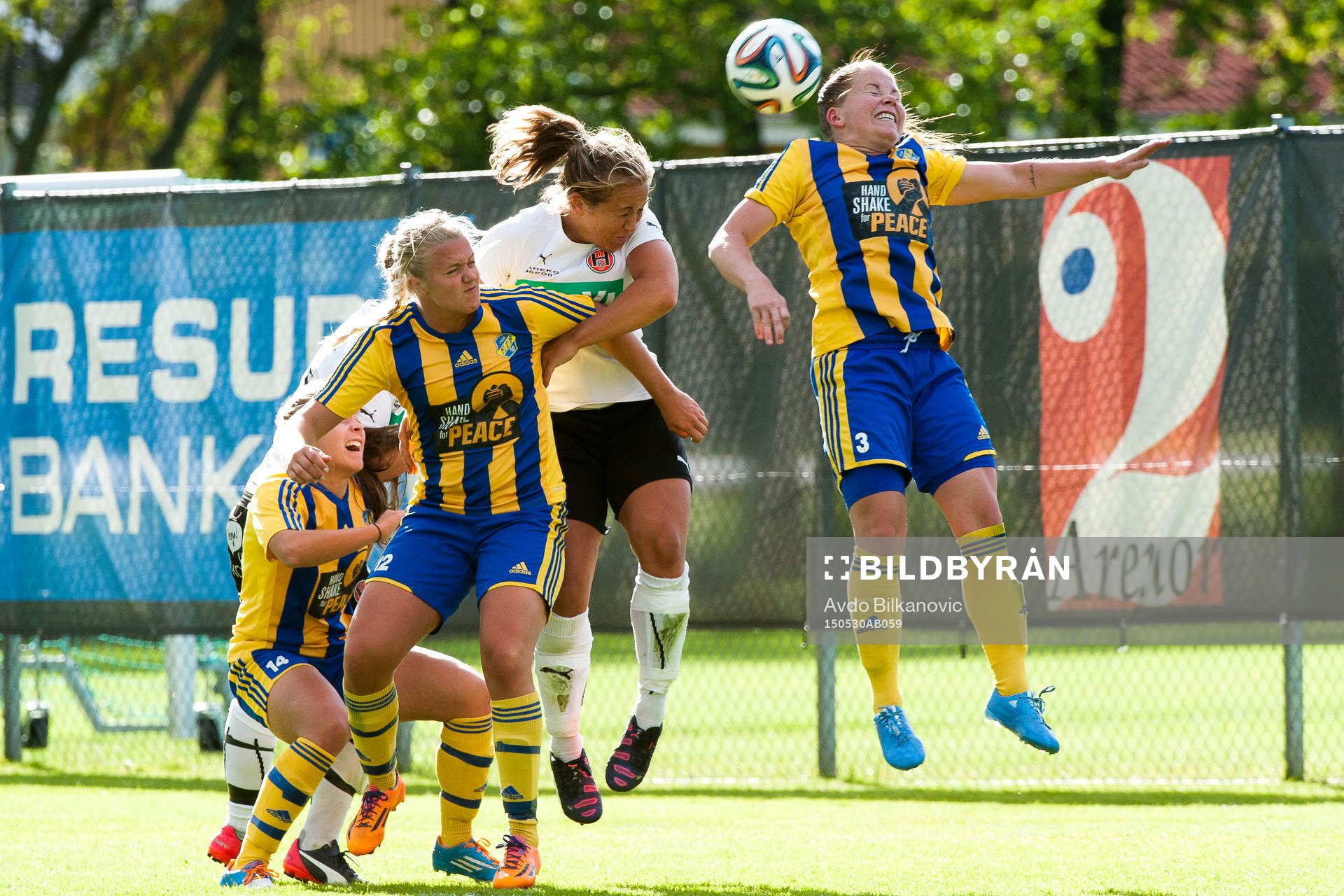 Eskilsminnes Johanna Malmlöf och Sandra Wuopio i nickduell med Marielle Karlsson under fotbollsmatchen i Div 1 Södra Götaland damer mellan Eskilsminne DIF och Hittarps IK den 30 maj 2015 i Helsingborg.