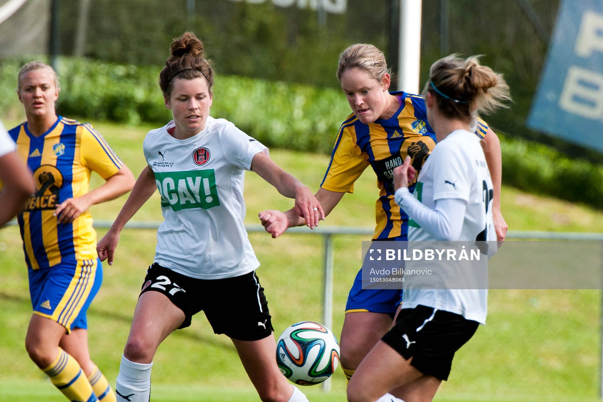 Hittarps Lina Larsson och Eskilsminnes Maja Olofsson under fotbollsmatchen i Div 1 Södra Götaland damer mellan Eskilsminne DIF och Hittarps IK den 30 maj 2015 i Helsingborg.