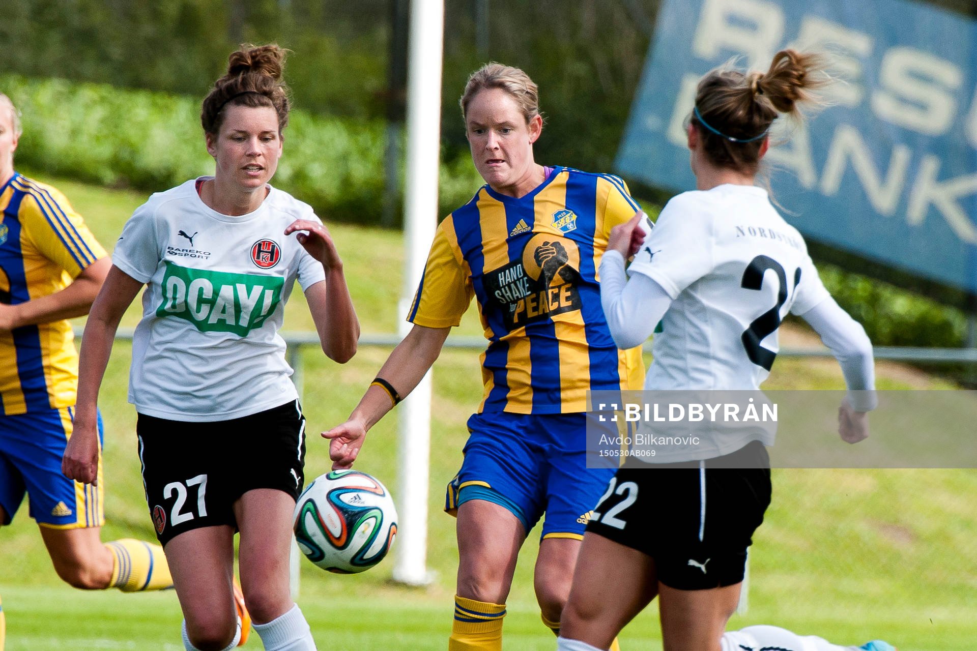 Hittarps Lina Larsson och Eskilsminnes Maja Olofsson under fotbollsmatchen i Div 1 Södra Götaland damer mellan Eskilsminne DIF och Hittarps IK den 30 maj 2015 i Helsingborg.