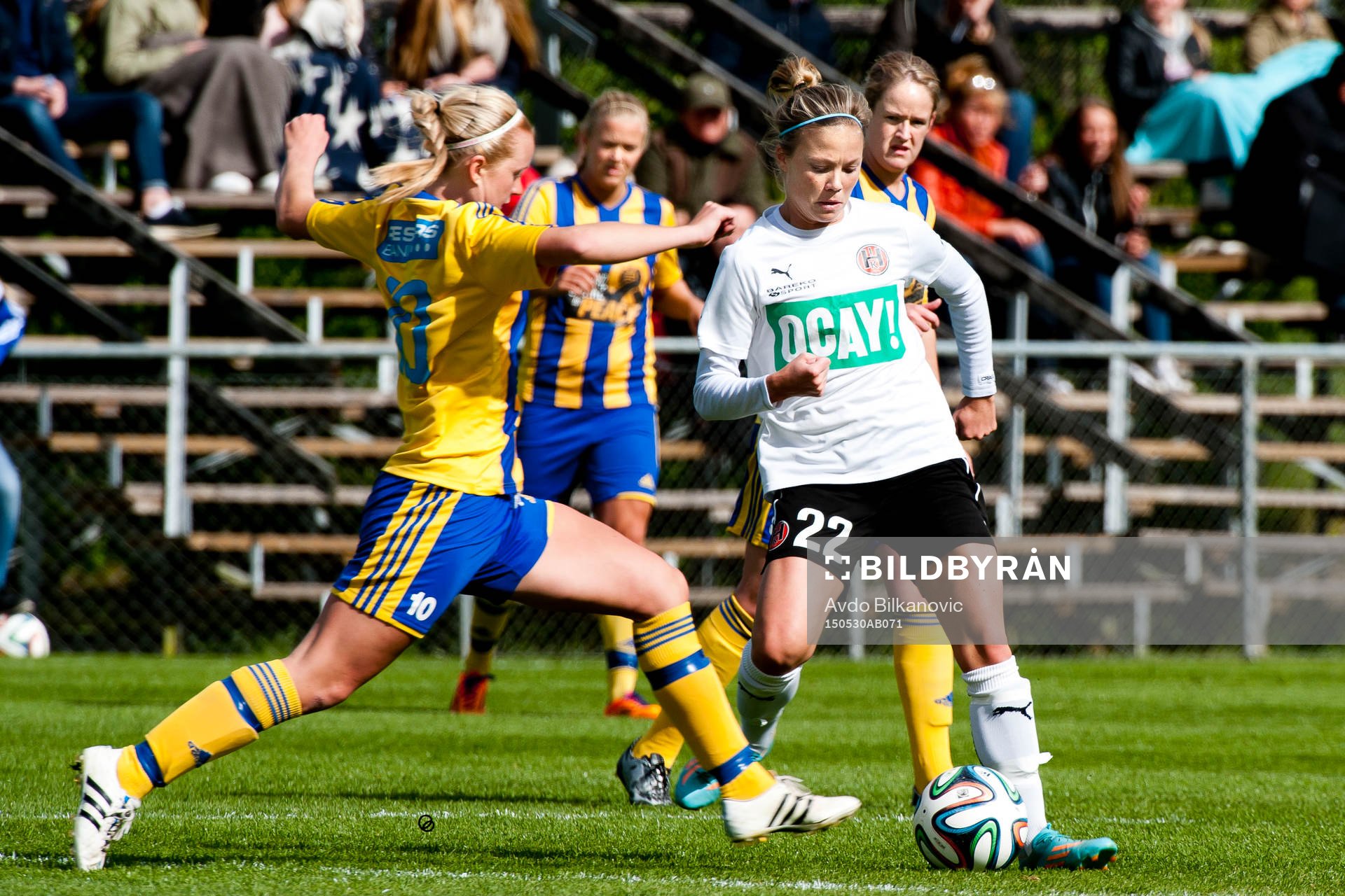 Eskilsminnes Maja Ahlm och Hittarps Mathilda Härner under fotbollsmatchen i Div 1 Södra Götaland damer mellan Eskilsminne DIF och Hittarps IK den 30 maj 2015 i Helsingborg.