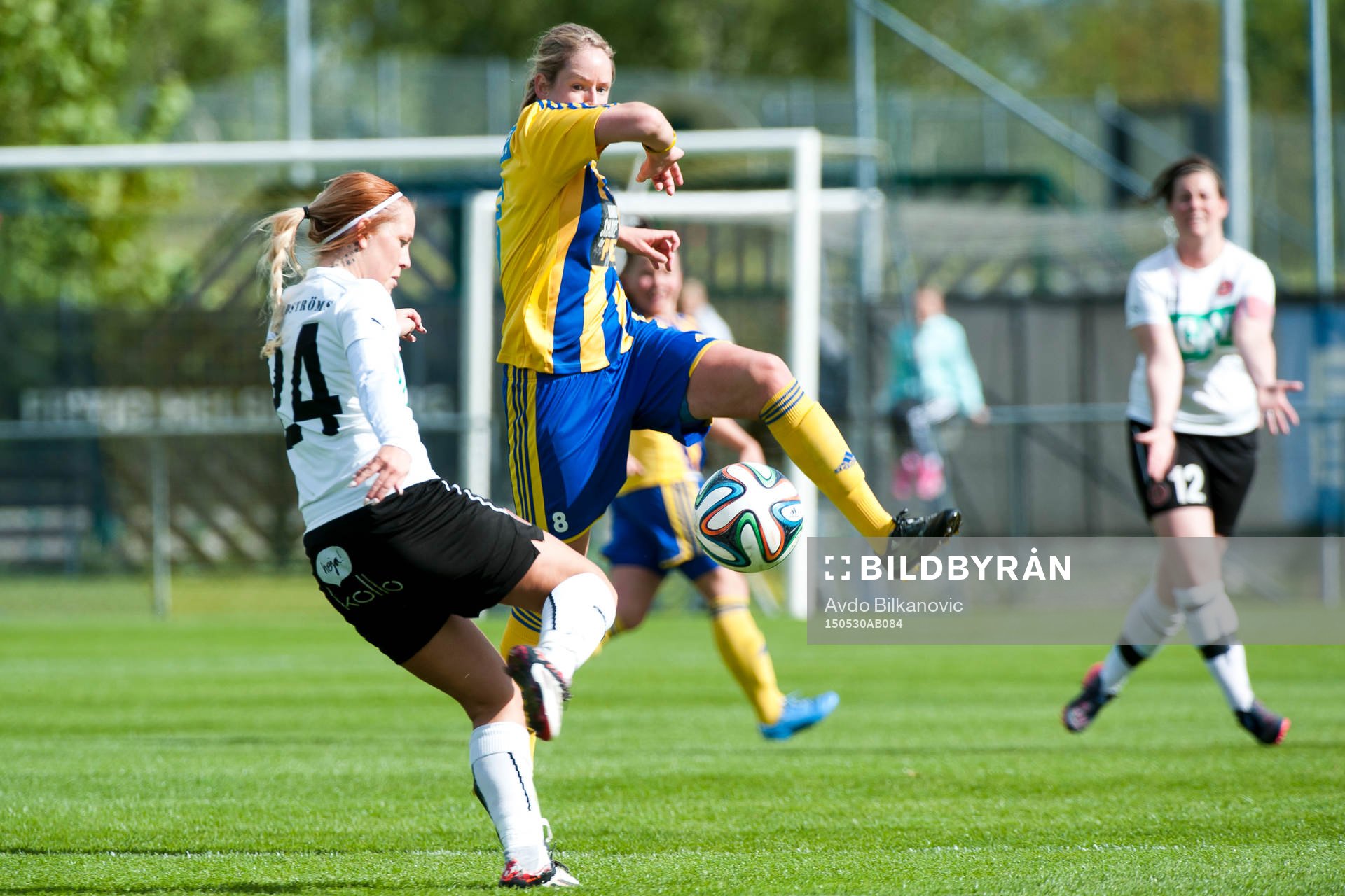 Hittarps Frida Jörliden och Eskilsminnes Maja Olofsson under fotbollsmatchen i Div 1 Södra Götaland damer mellan Eskilsminne DIF och Hittarps IK den 30 maj 2015 i Helsingborg.