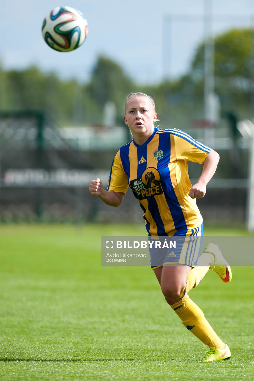 Eskilsminnes Linnea Rundqvist under fotbollsmatchen i Div 1 Södra Götaland damer mellan Eskilsminne DIF och Hittarps IK den 30 maj 2015 i Helsingborg.