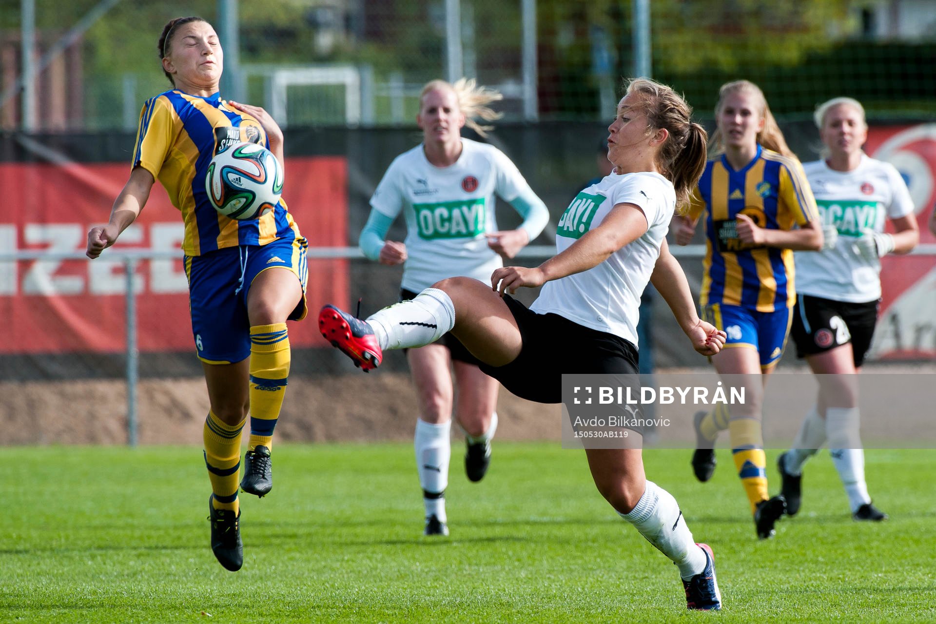 Eskilsminnes Lna Anemi och Hittarps Marielle Karlsson under fotbollsmatchen i Div 1 Södra Götaland damer mellan Eskilsminne DIF och Hittarps IK den 30 maj 2015 i Helsingborg.
