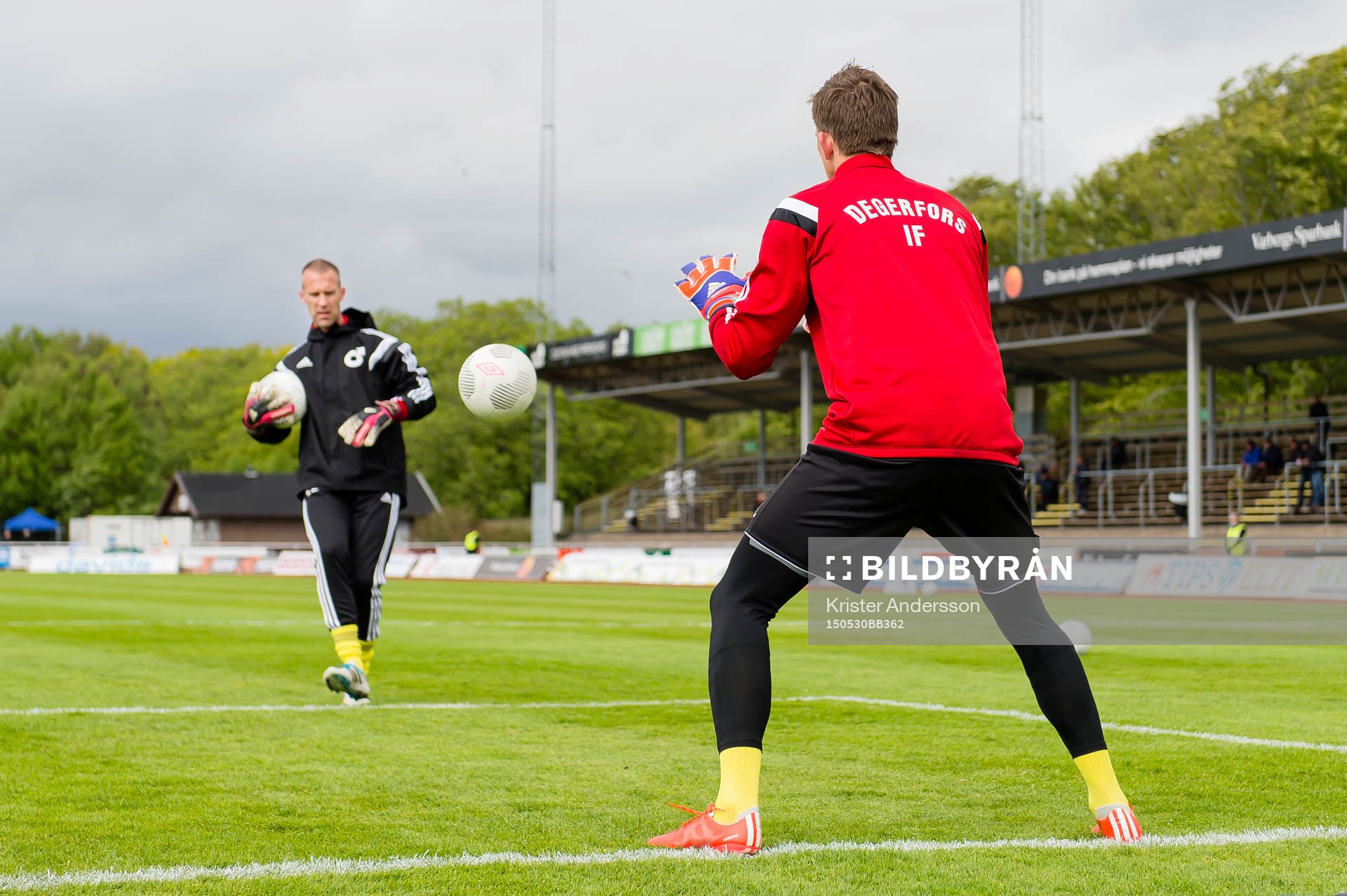 Degerfors målvakt August Strömberg värmer upp före