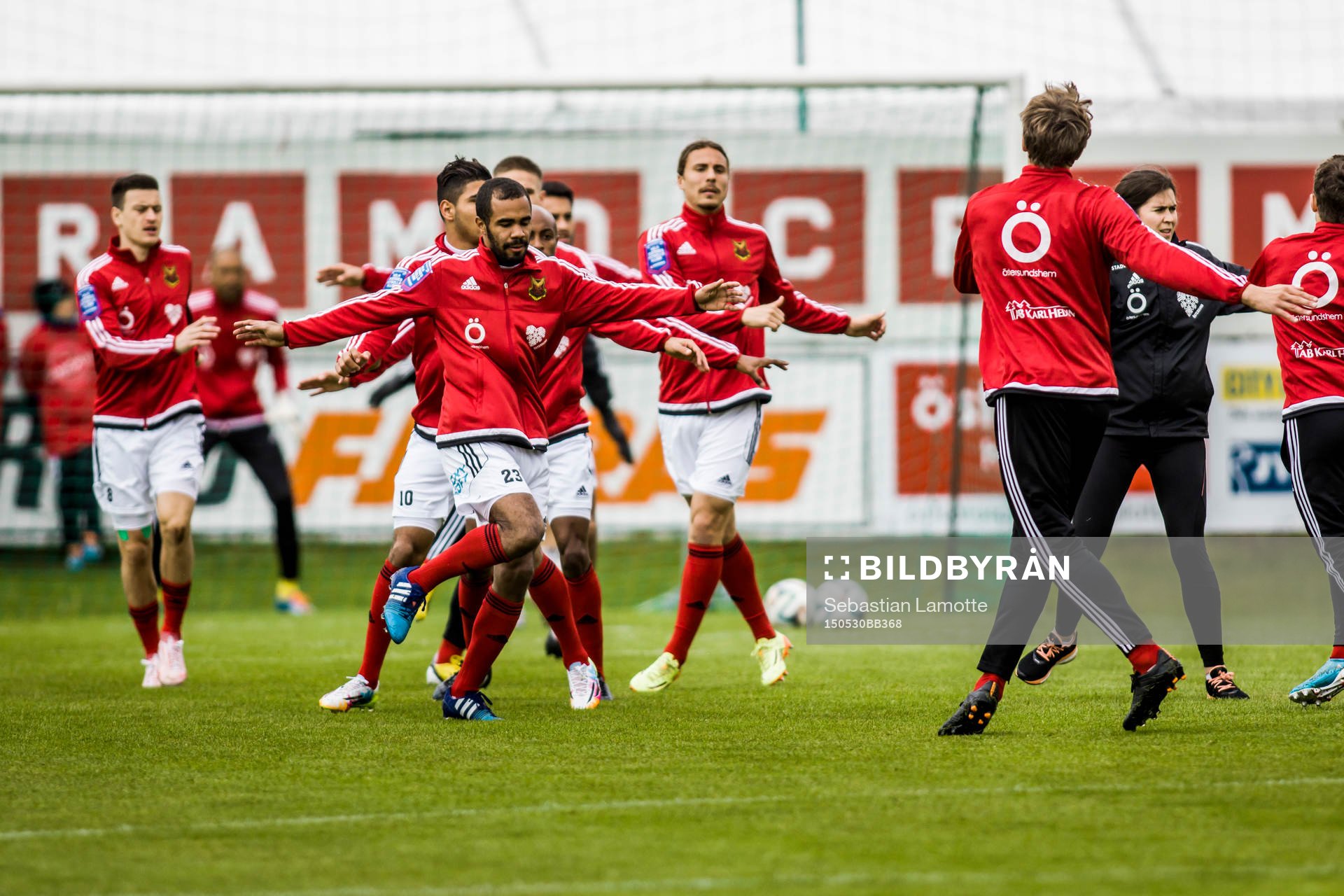 Östersunds spelare värmer upp