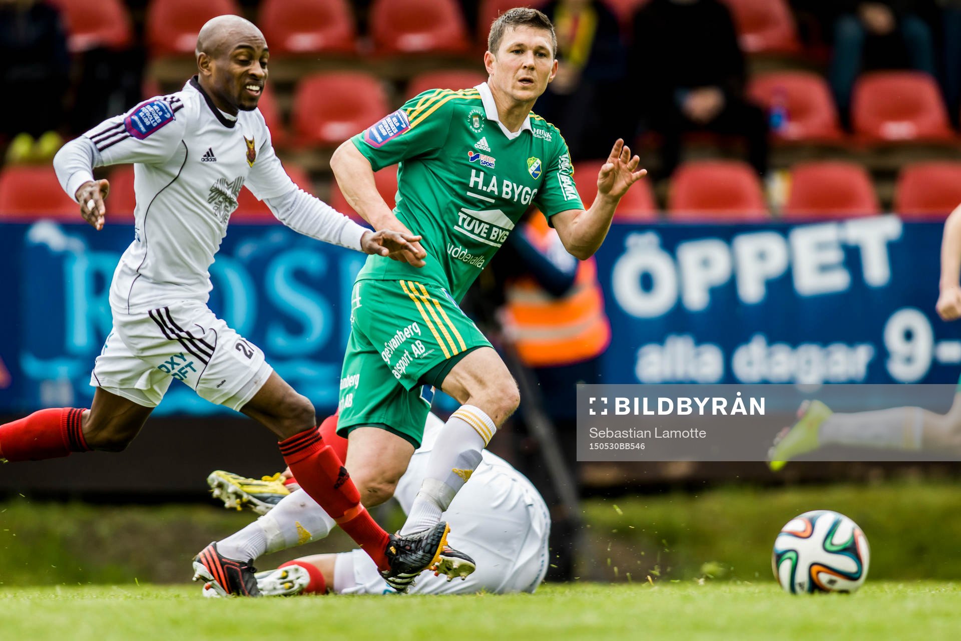 Östersunds Fouad Bachirou (v) och Ljungskiles Hannes