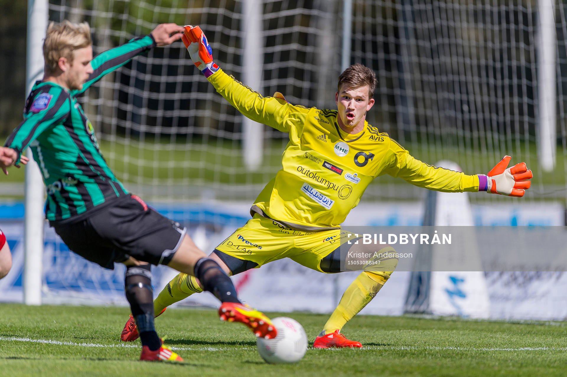 Degerfors målvakt August Strömberg räddar på skott