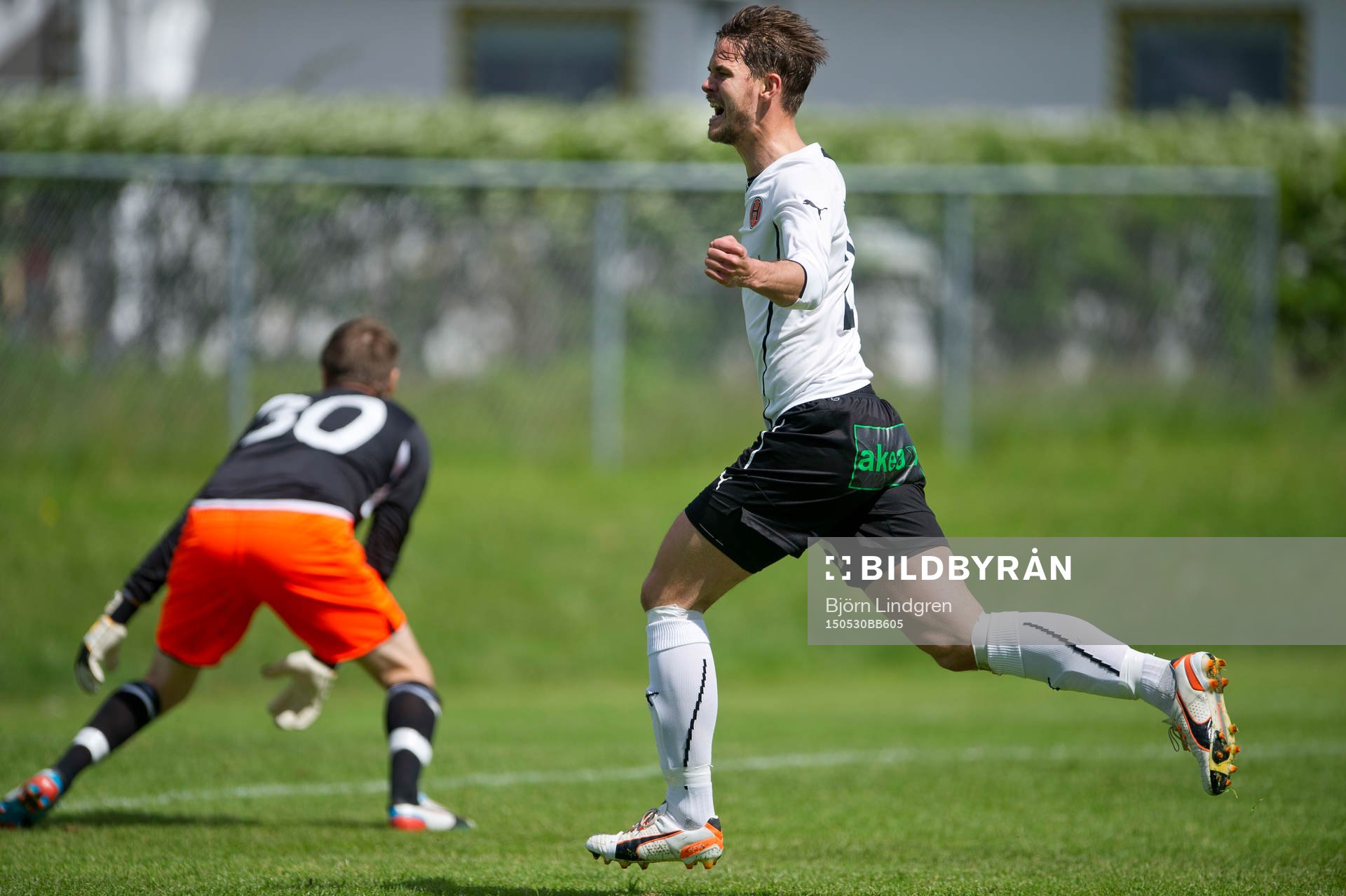 Mattias Hallberg gör 1-0 och jublar